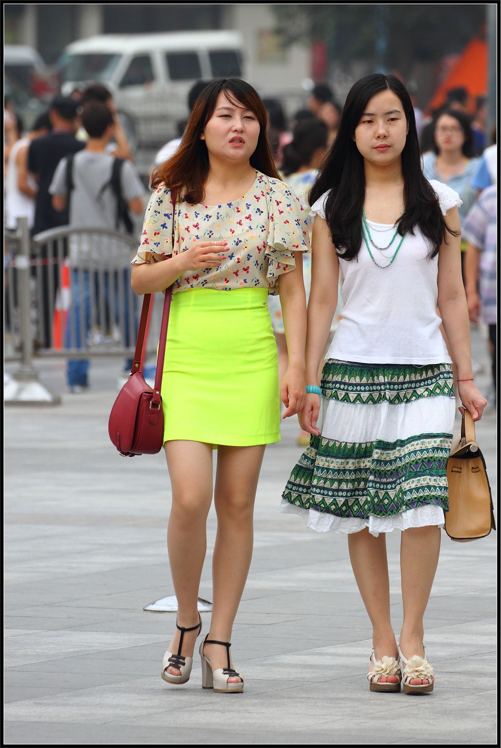 [户外街拍] 2013.09.23 黄裙子下面的大腿高跟很迷人