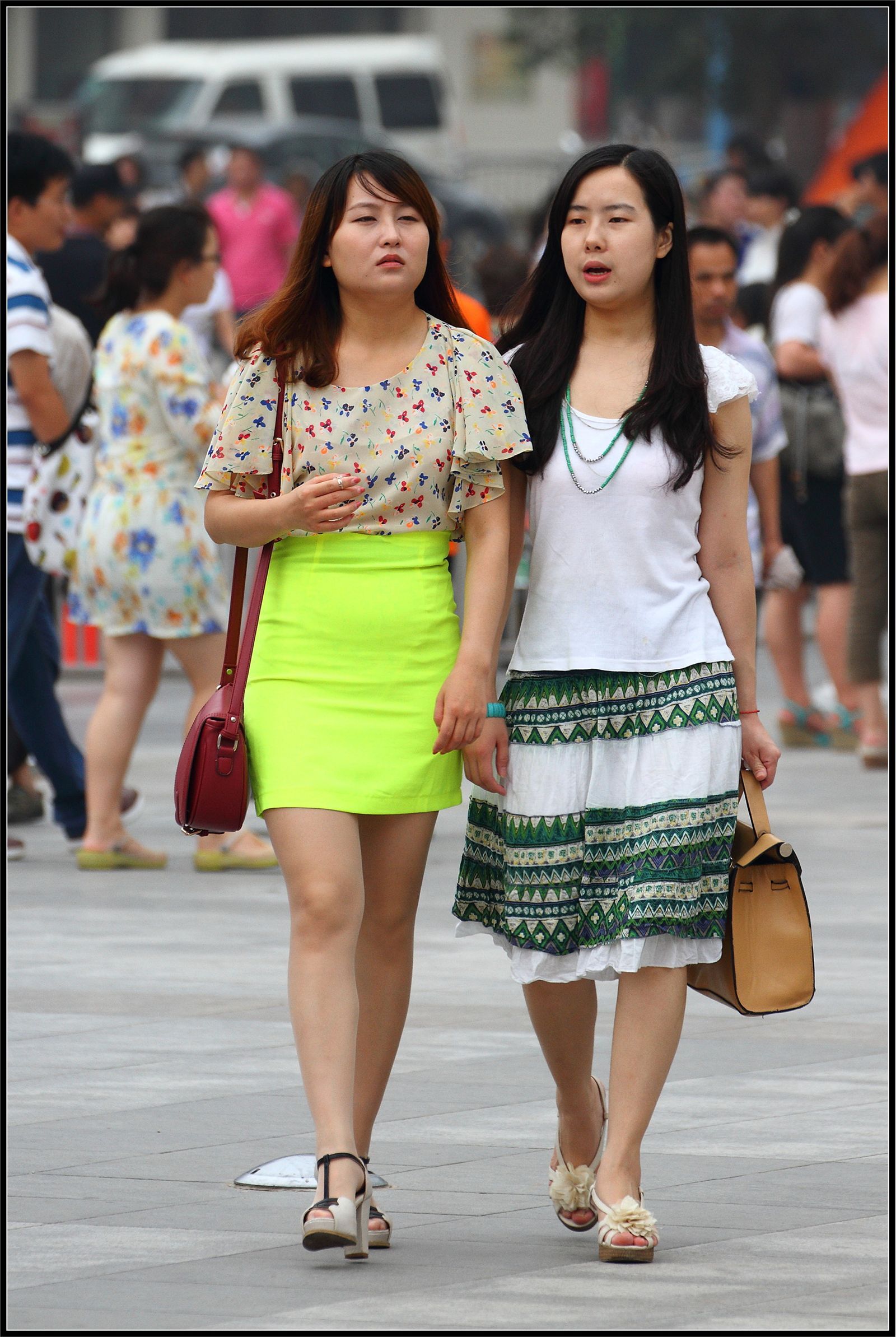 [户外街拍] 2013.09.23 黄裙子下面的大腿高跟很迷人