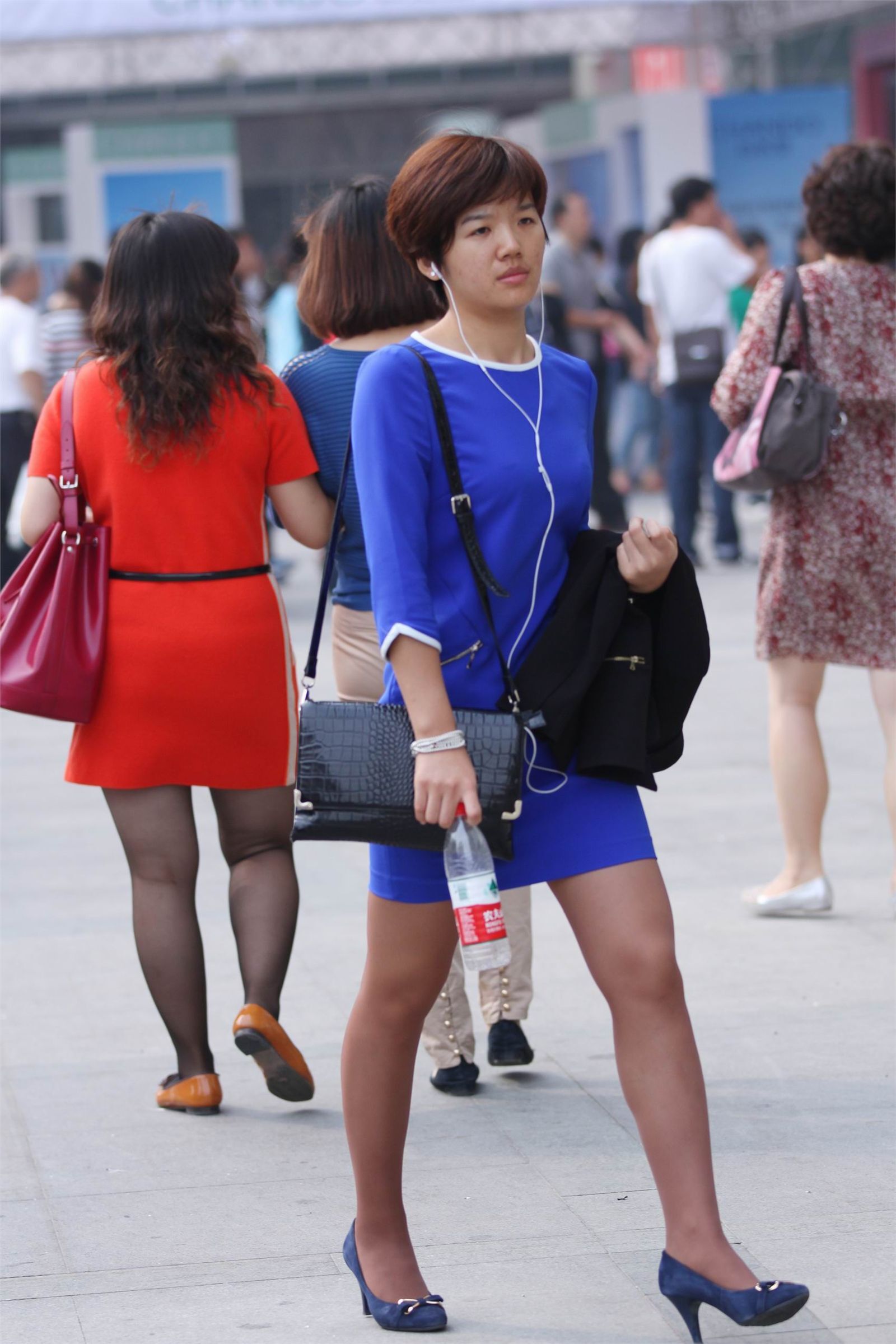 [户外街拍] 2013.11.29 短发蓝裙咖啡色丝袜精干女孩