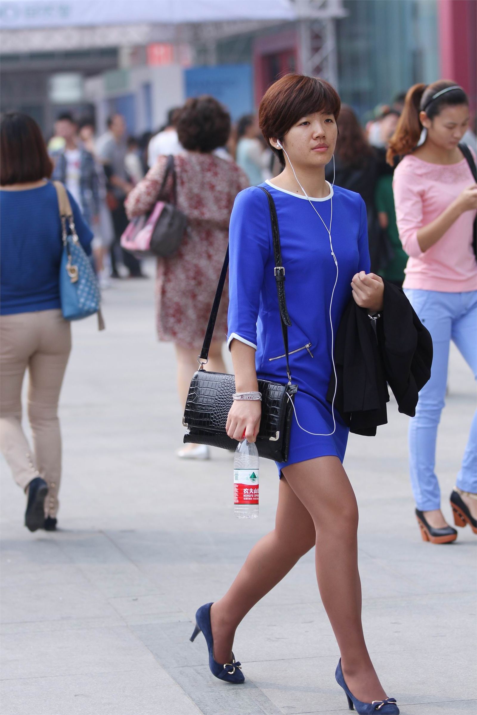 [户外街拍] 2013.11.29 短发蓝裙咖啡色丝袜精干女孩