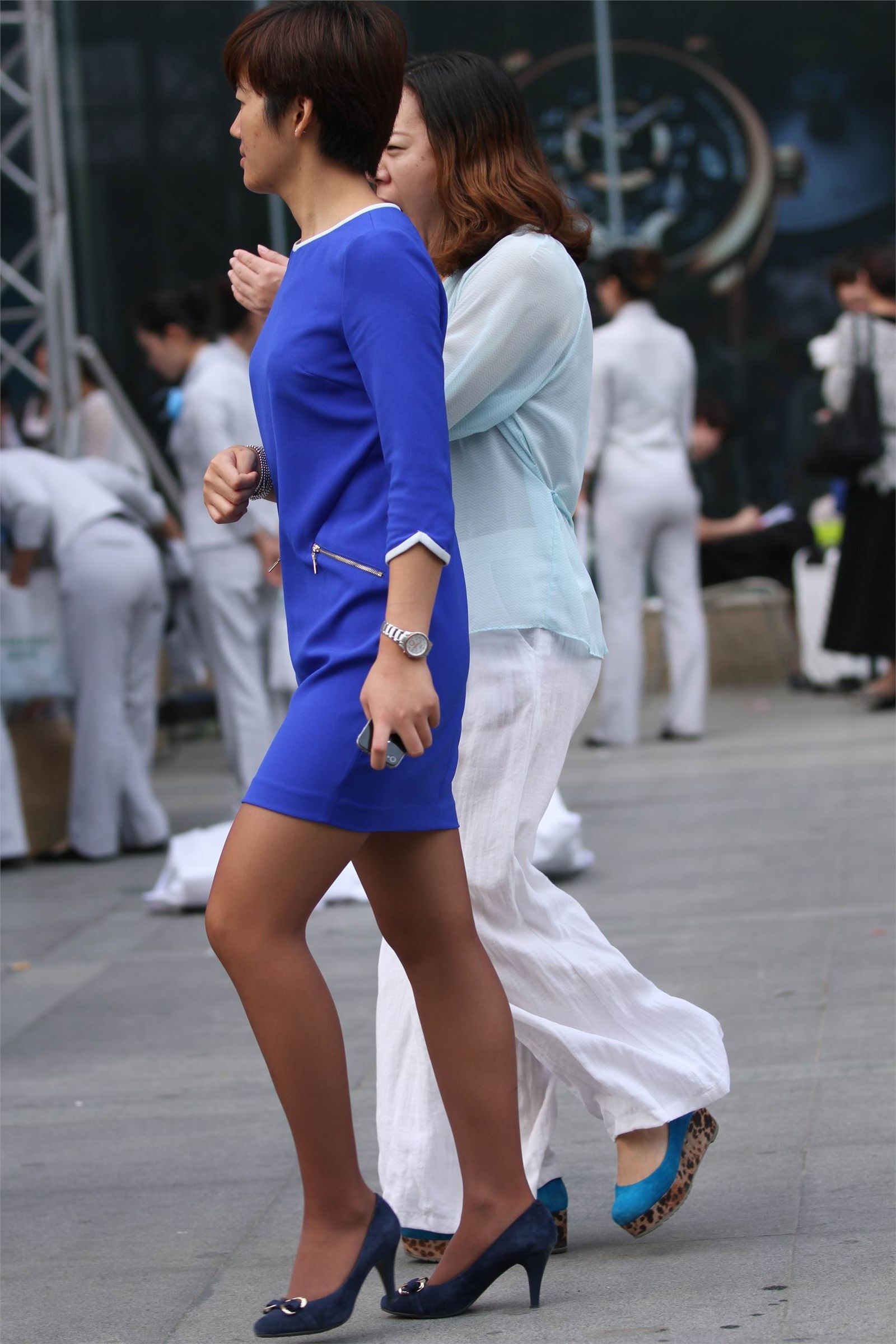 [户外街拍] 2013.11.29 短发蓝裙咖啡色丝袜精干女孩