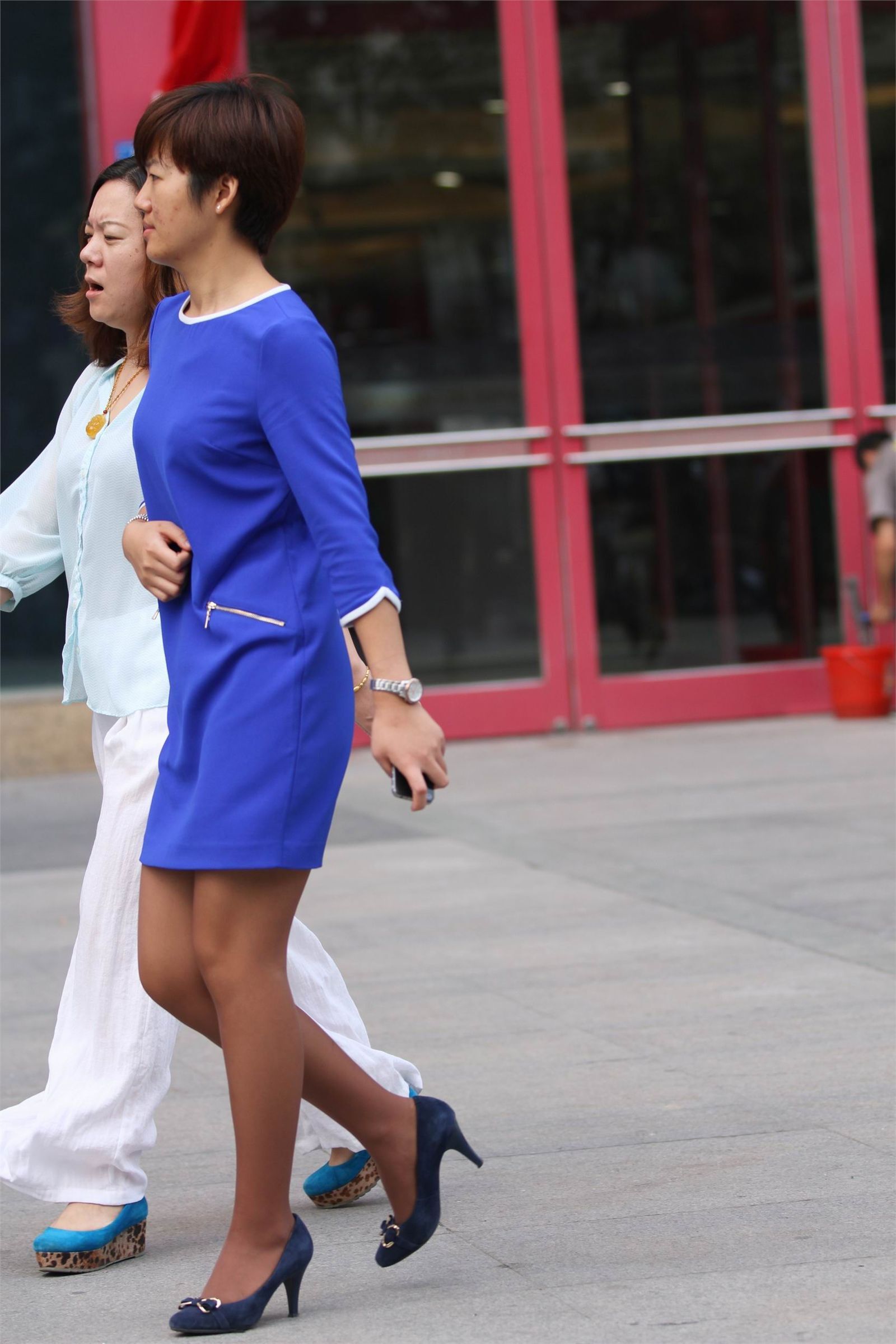 [户外街拍] 2013.11.29 短发蓝裙咖啡色丝袜精干女孩