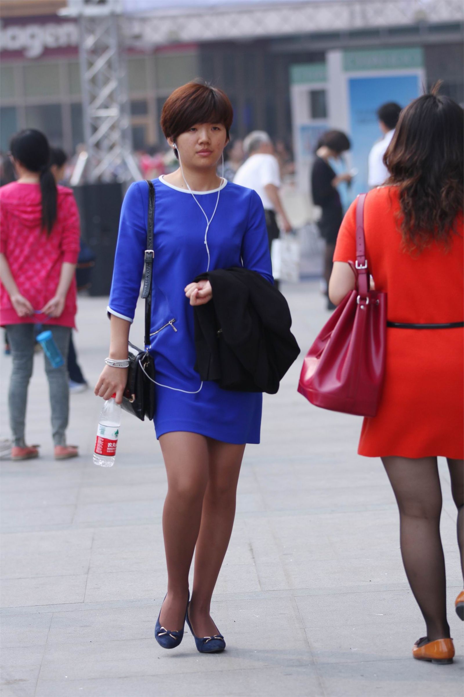 [户外街拍] 2013.11.29 短发蓝裙咖啡色丝袜精干女孩