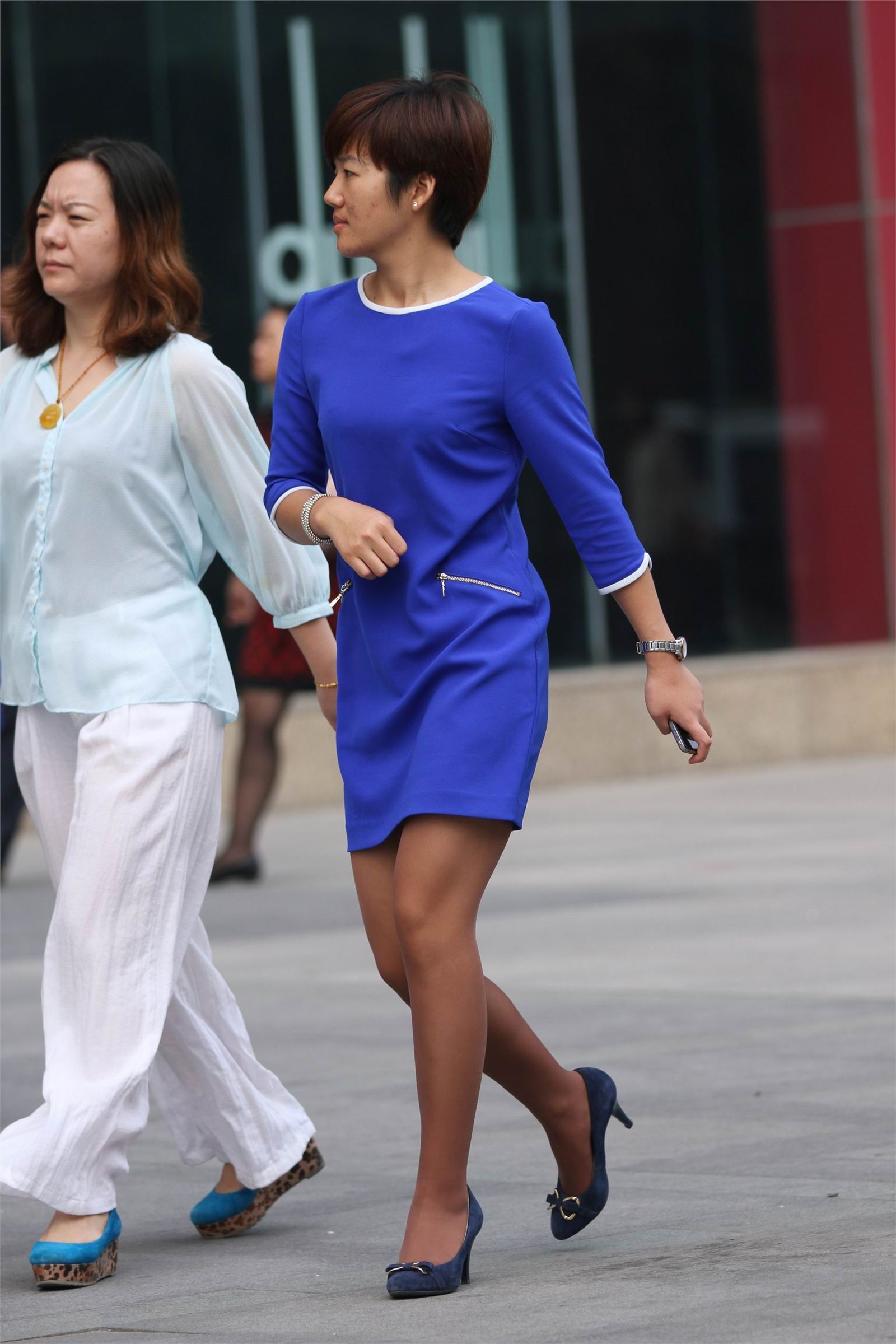 [户外街拍] 2013.11.29 短发蓝裙咖啡色丝袜精干女孩