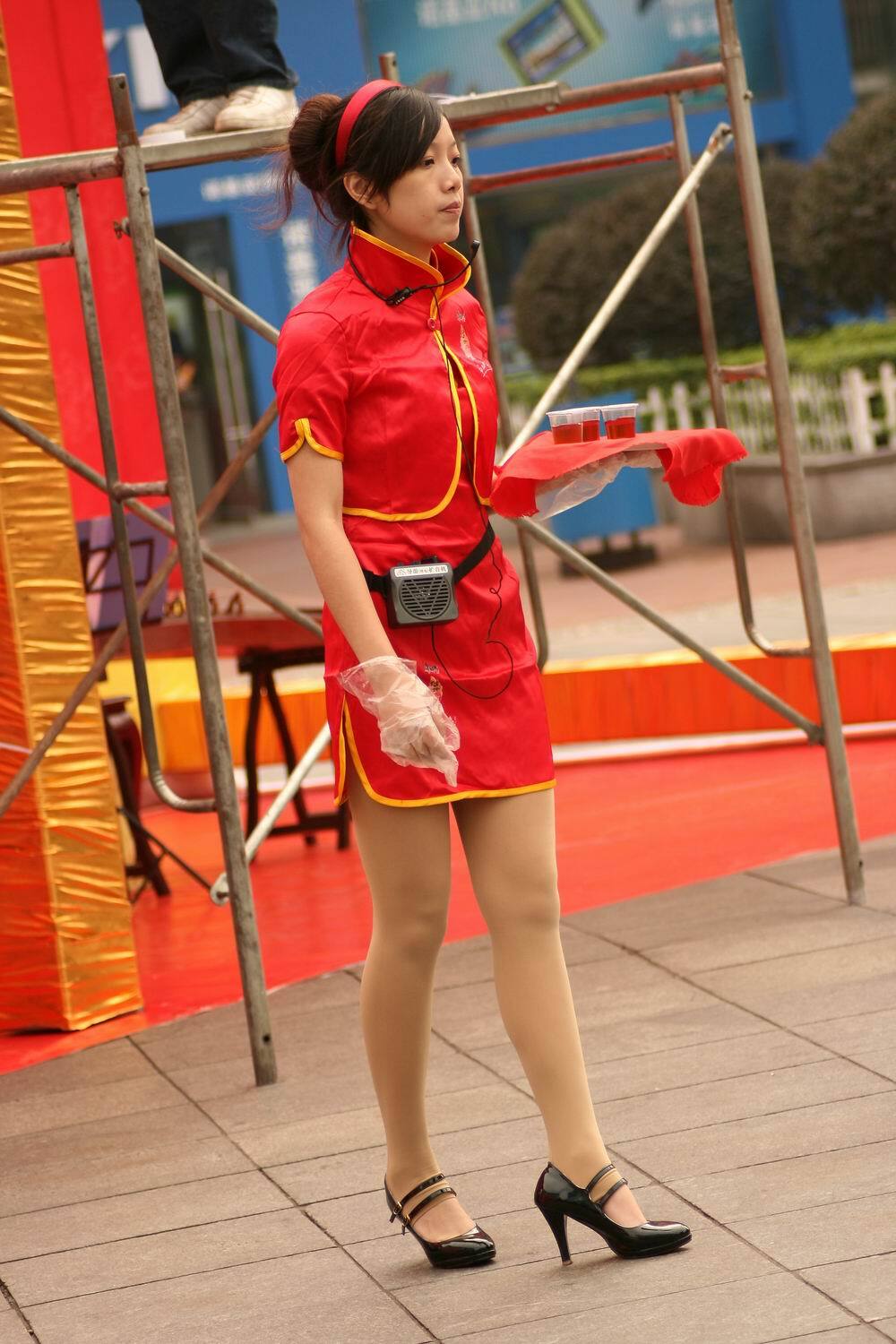 [户外街拍] 2013.09.27 康师傅 外面促销女