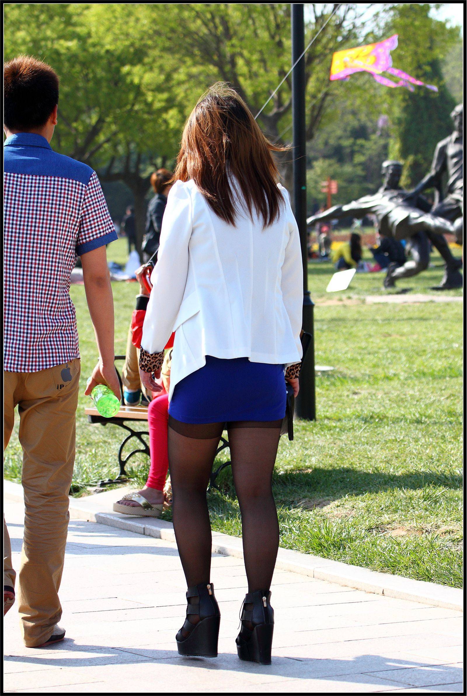 [户外街拍] 2013.09.27 蓝裙黑丝丰满少妇