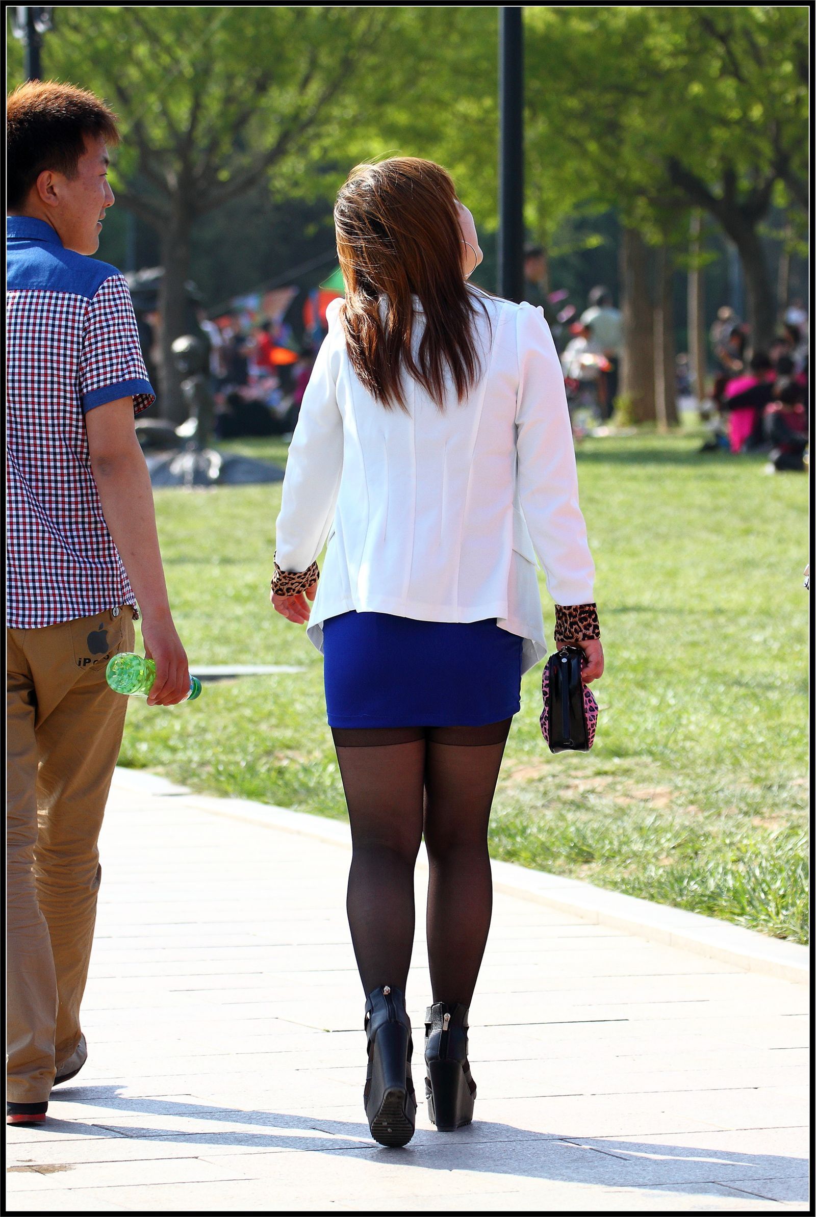 [户外街拍] 2013.09.27 蓝裙黑丝丰满少妇