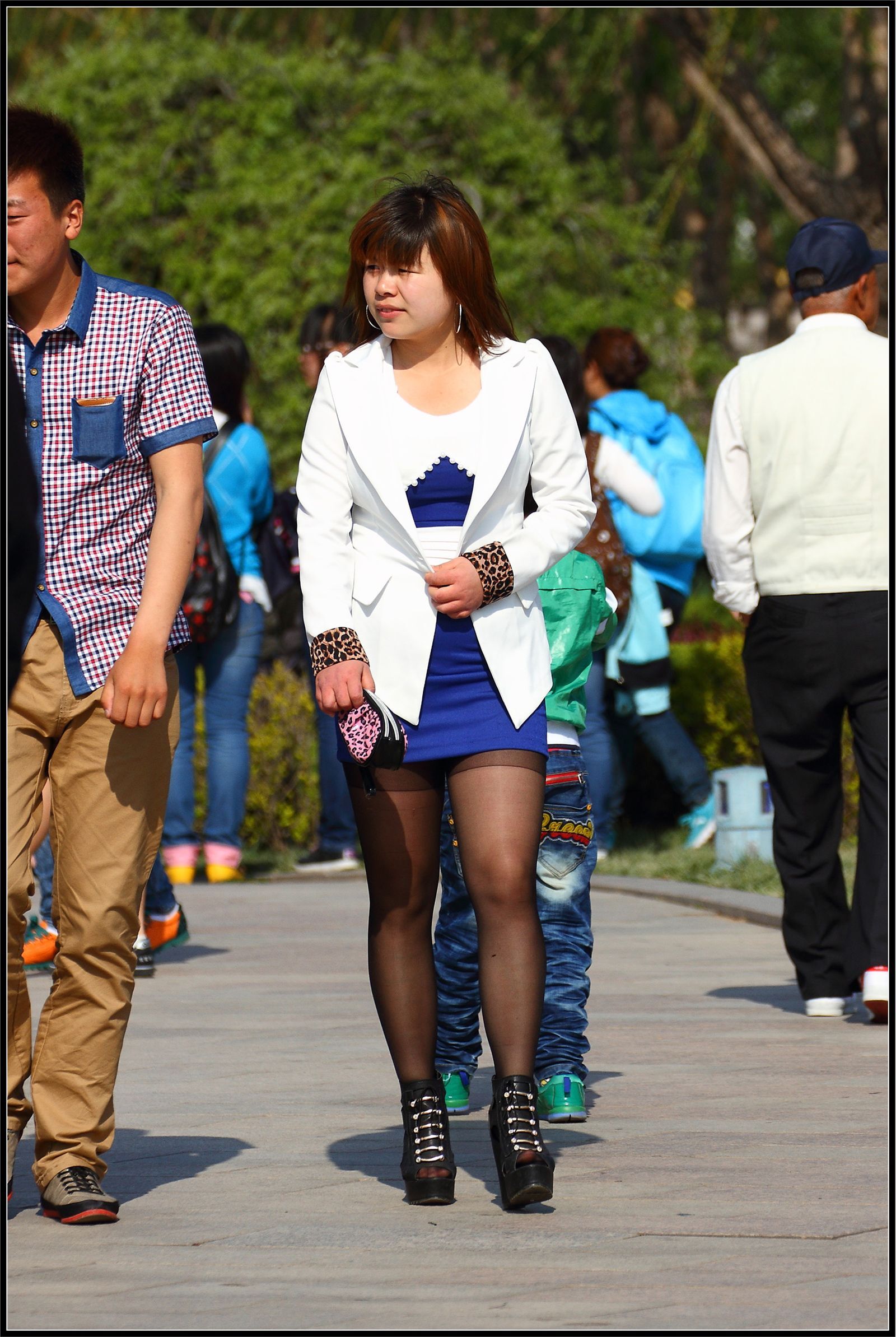 [户外街拍] 2013.09.27 蓝裙黑丝丰满少妇