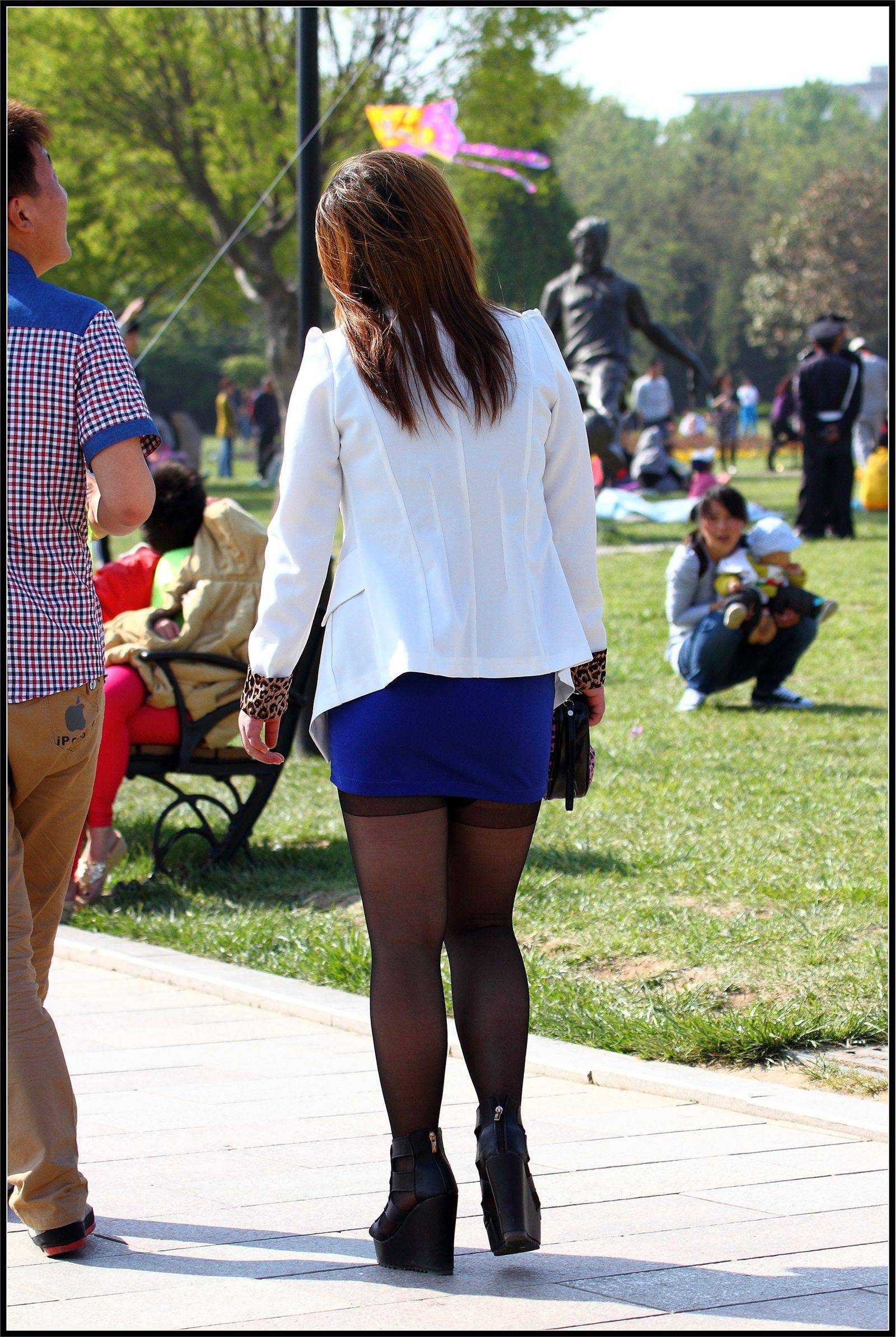 [户外街拍] 2013.09.27 蓝裙黑丝丰满少妇