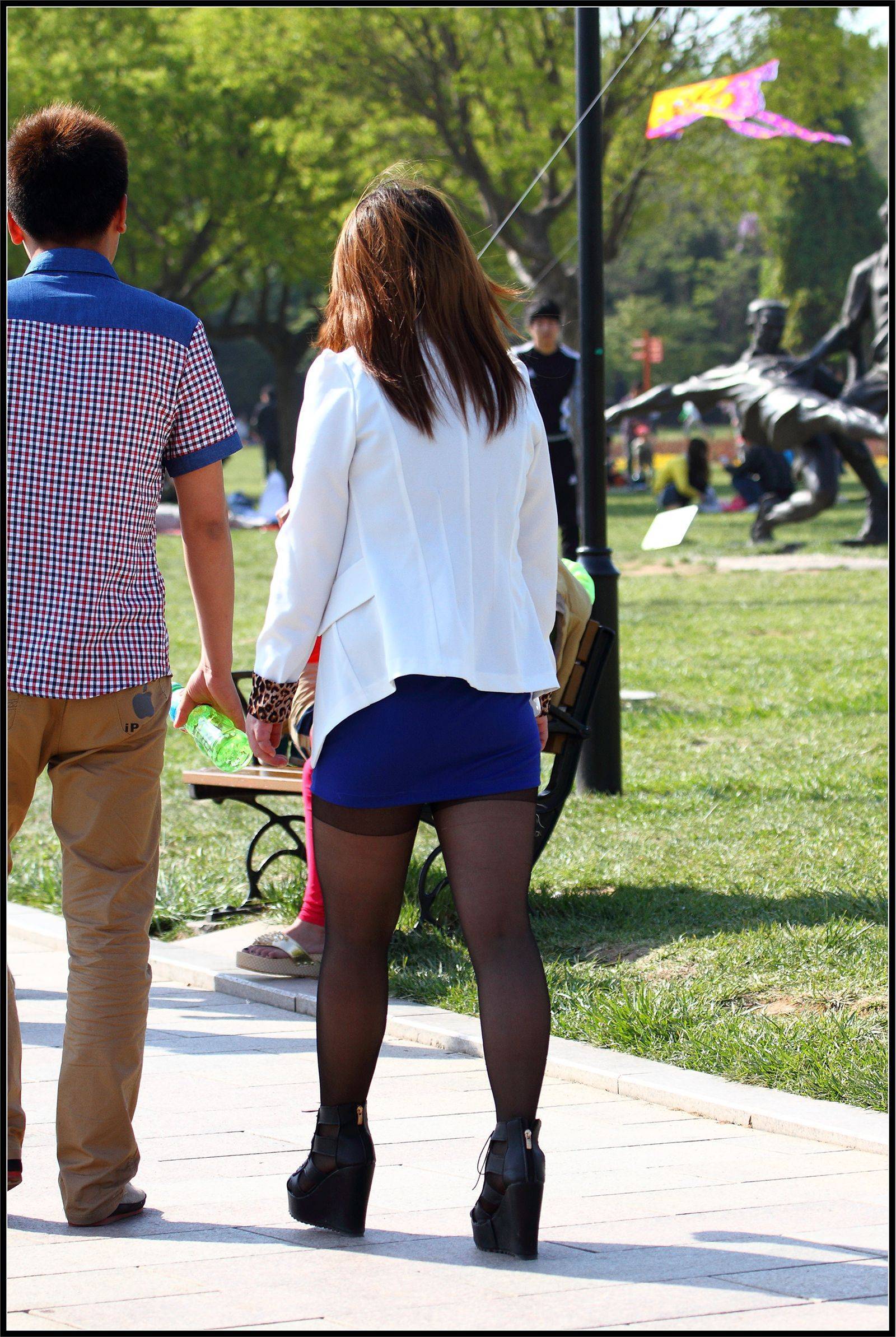 [户外街拍] 2013.09.27 蓝裙黑丝丰满少妇