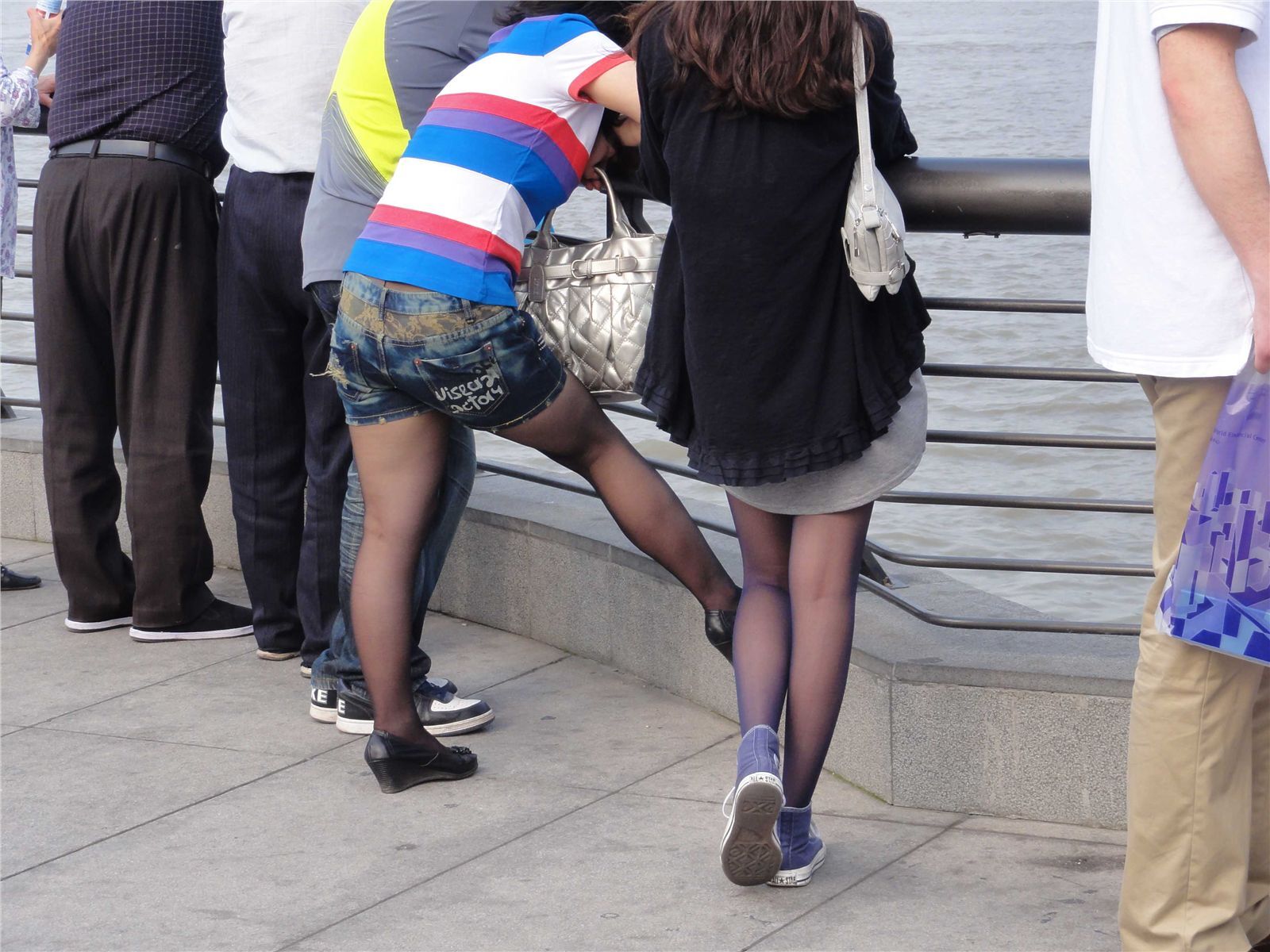 [户外街拍] 2013.10.20 外滩美女蓝丝