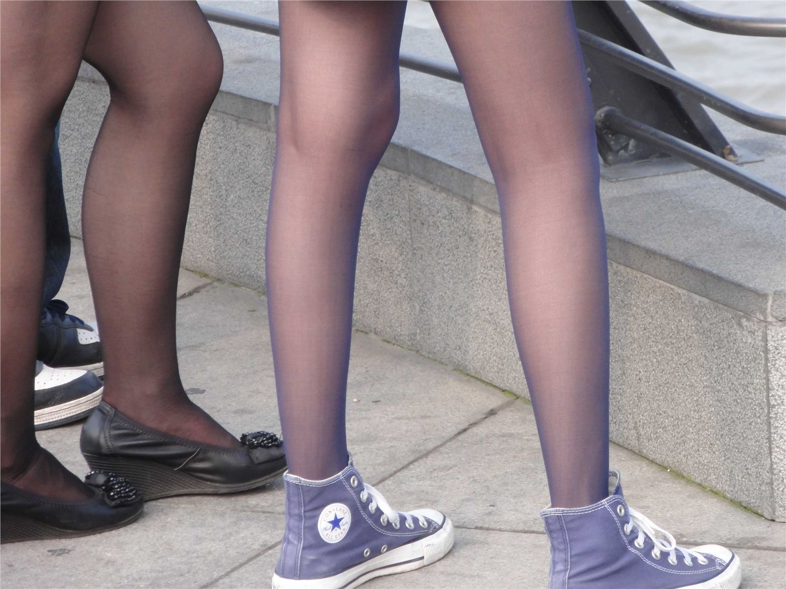 [户外街拍] 2013.10.20 外滩美女蓝丝