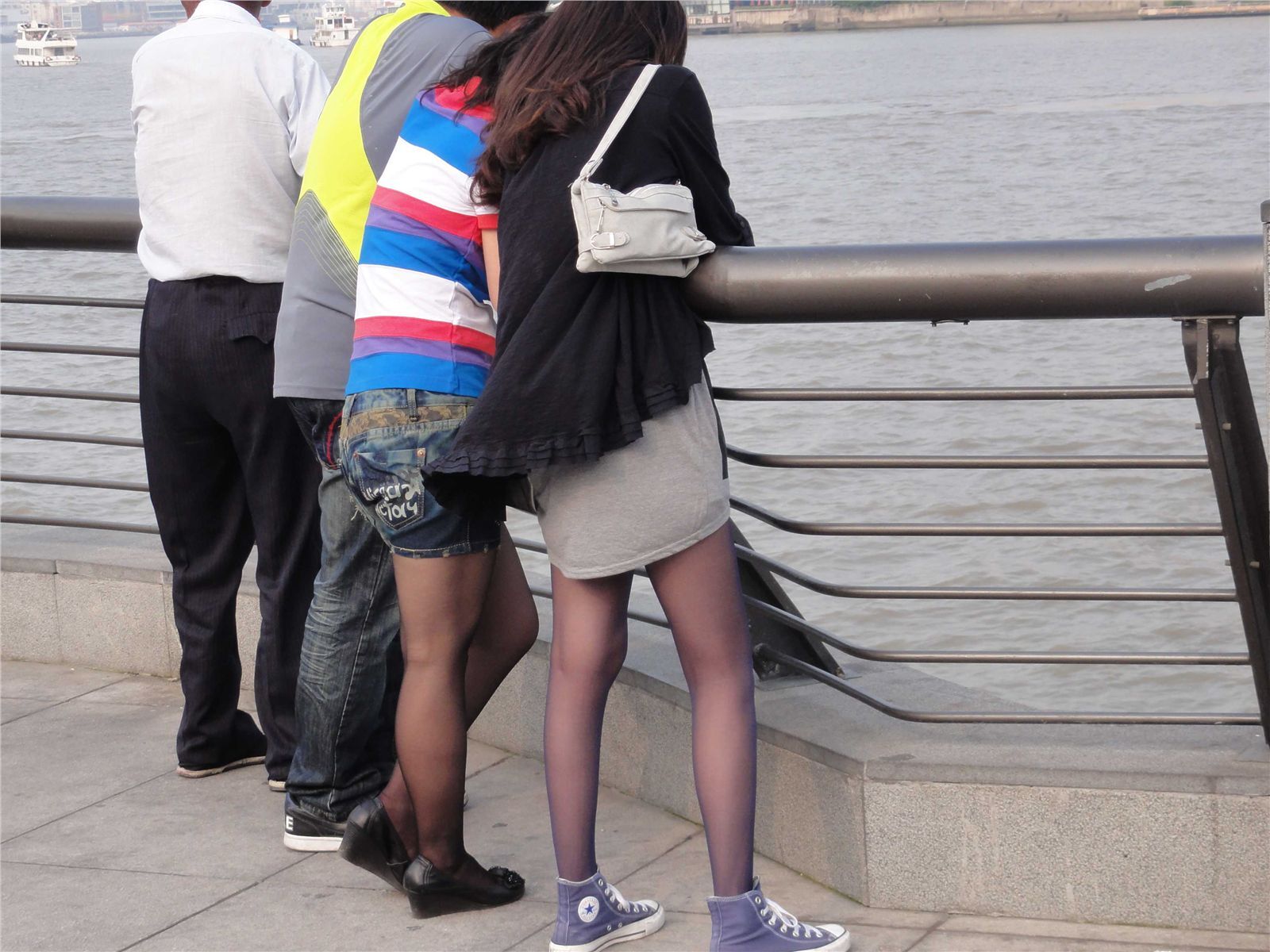 [户外街拍] 2013.10.20 外滩美女蓝丝