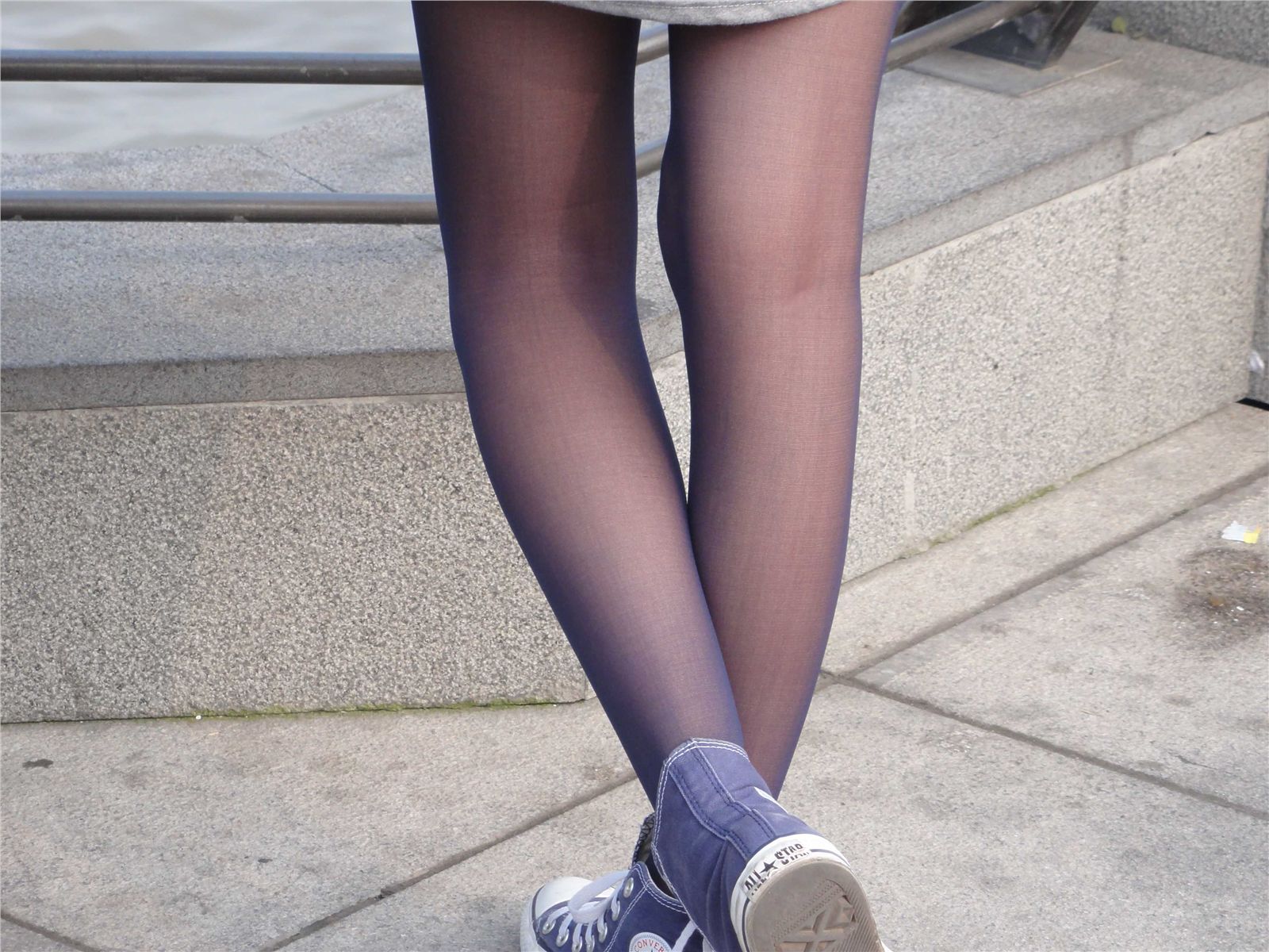 [户外街拍] 2013.10.20 外滩美女蓝丝