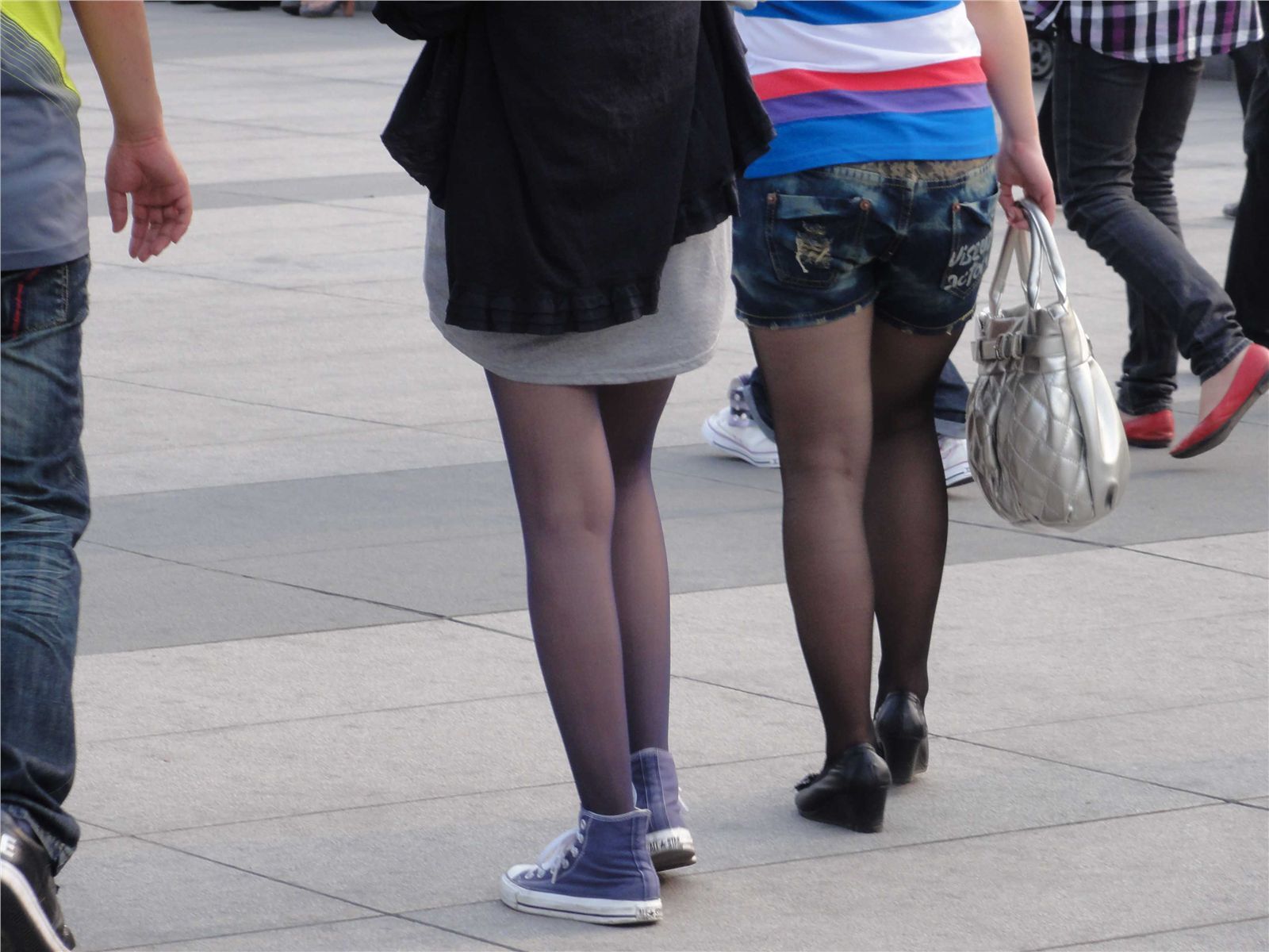 [户外街拍] 2013.10.20 外滩美女蓝丝