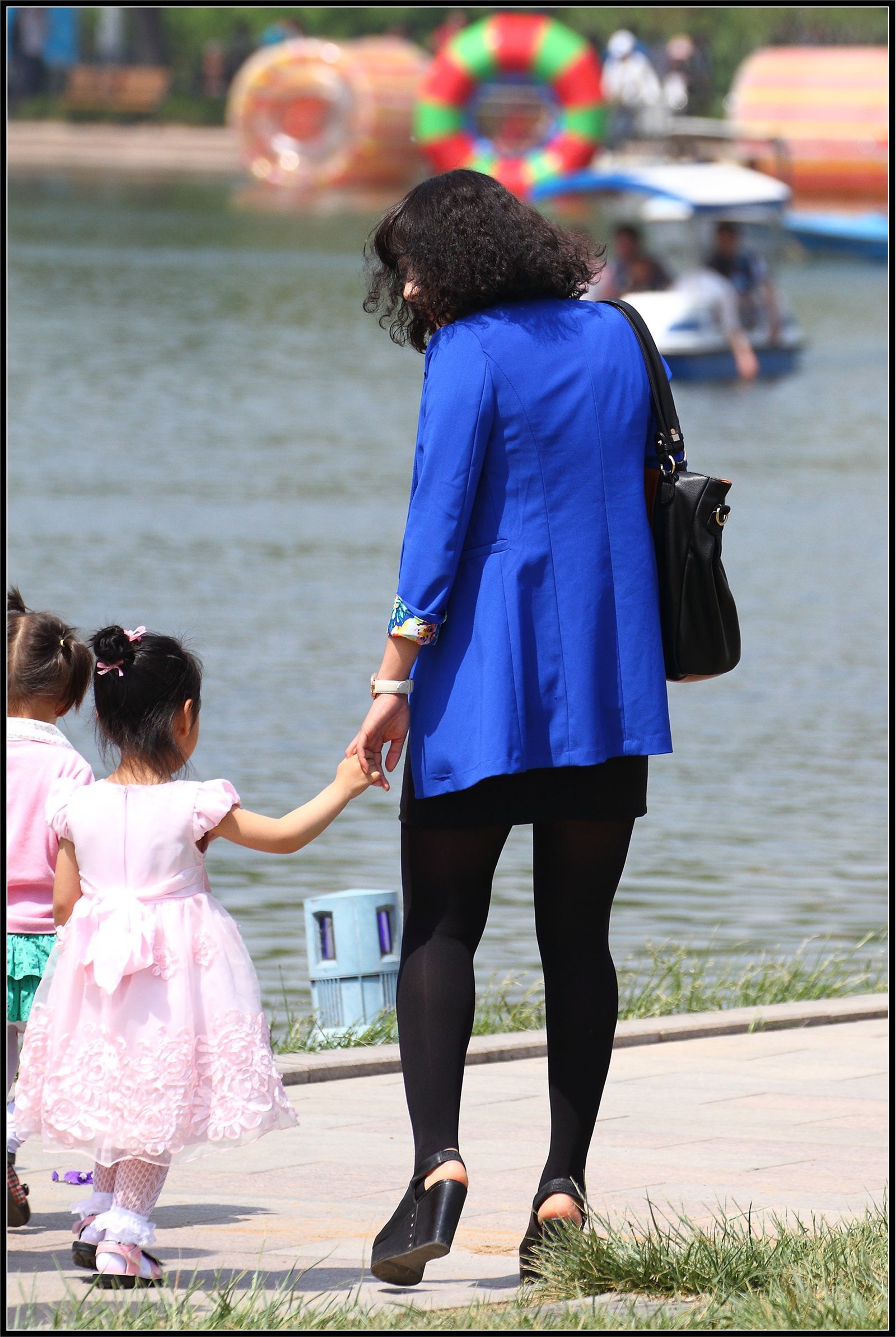 [户外街拍] 2013.10.09 年轻妈妈黑丝黑高蓝外套