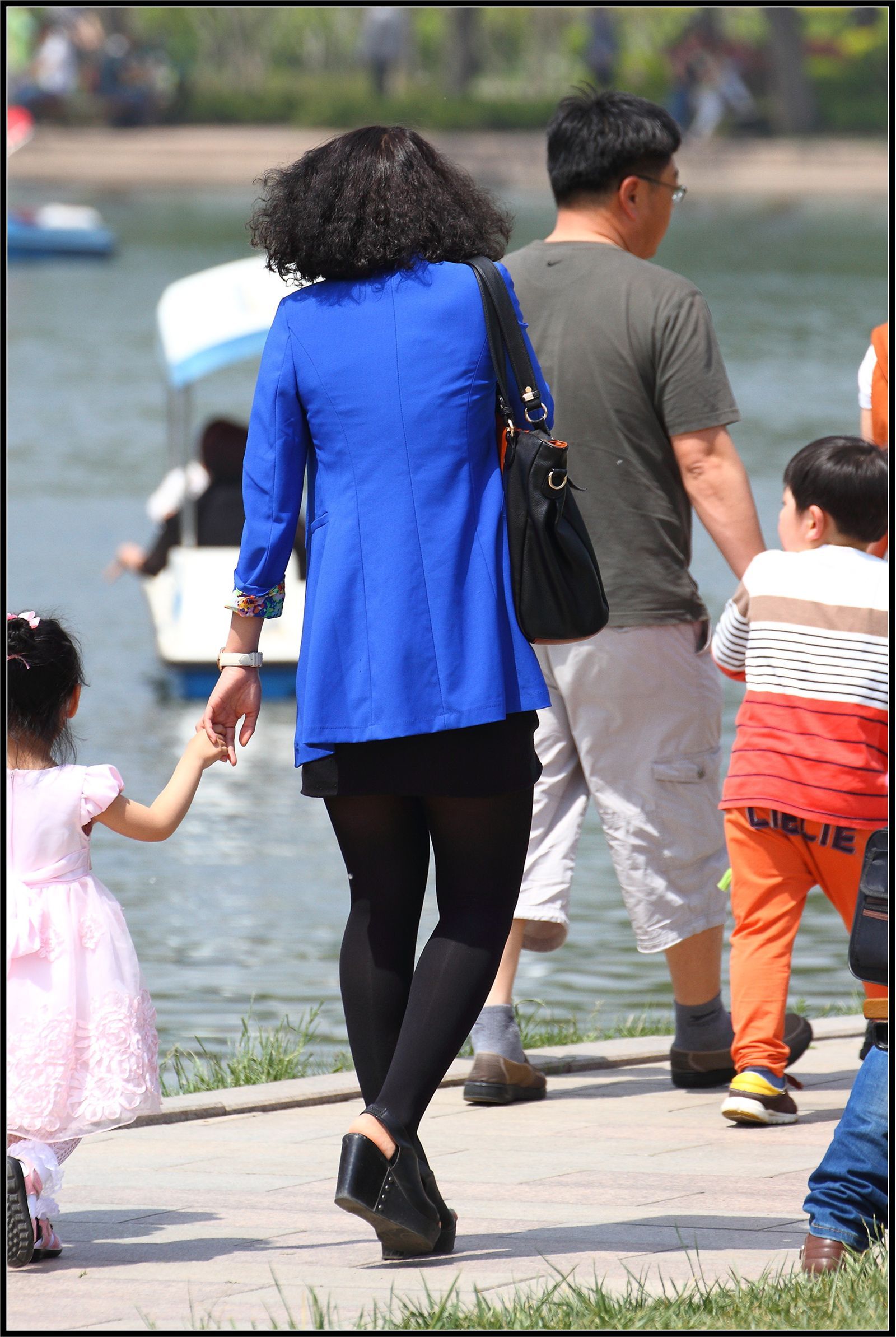 [户外街拍] 2013.10.09 年轻妈妈黑丝黑高蓝外套