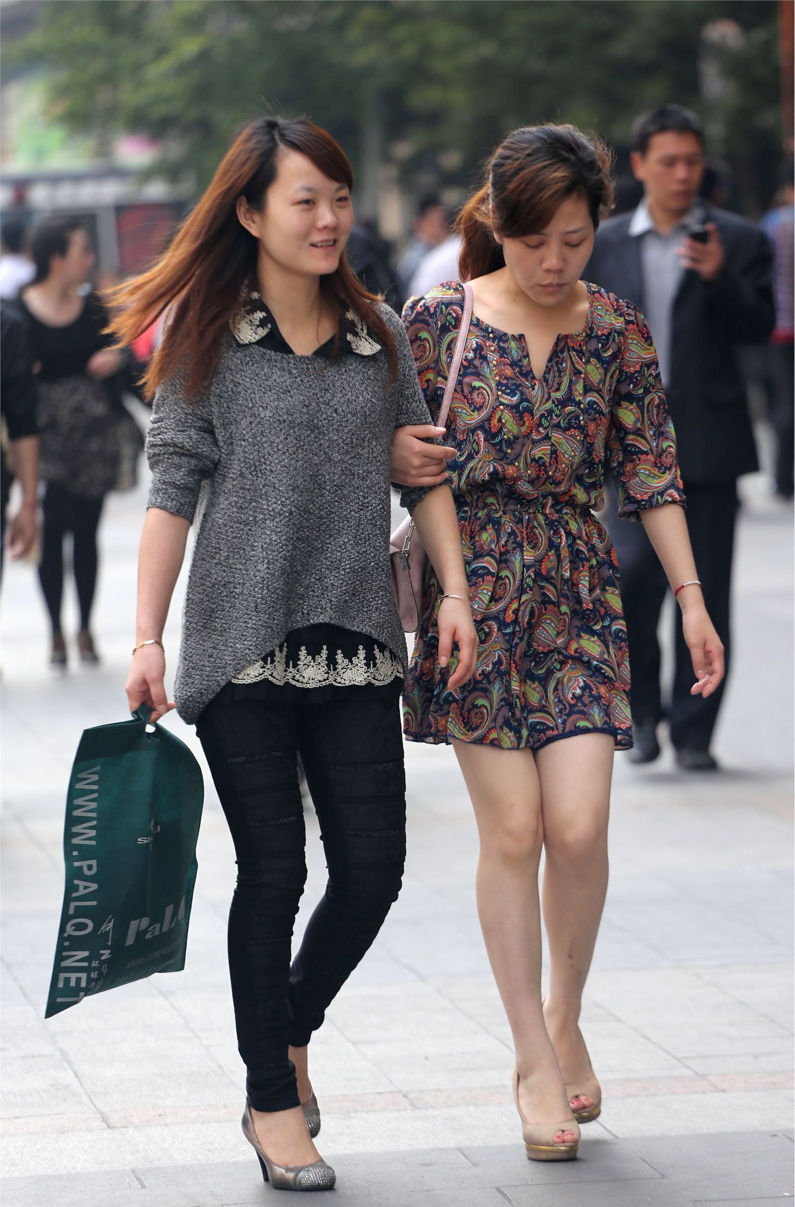 [户外街拍] 2013.10.03 俩个很青春灿烂的靓丽女孩