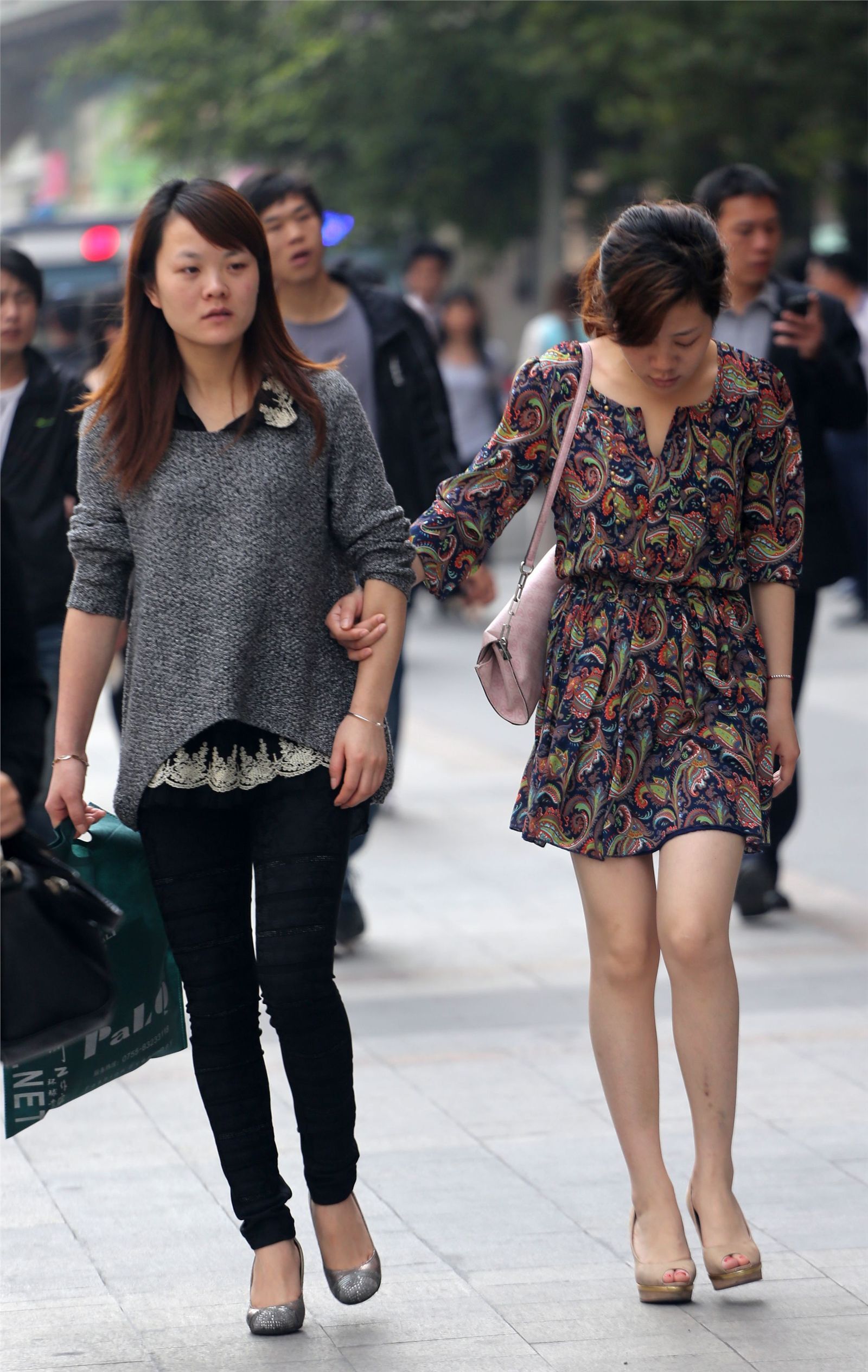 [户外街拍] 2013.10.03 俩个很青春灿烂的靓丽女孩