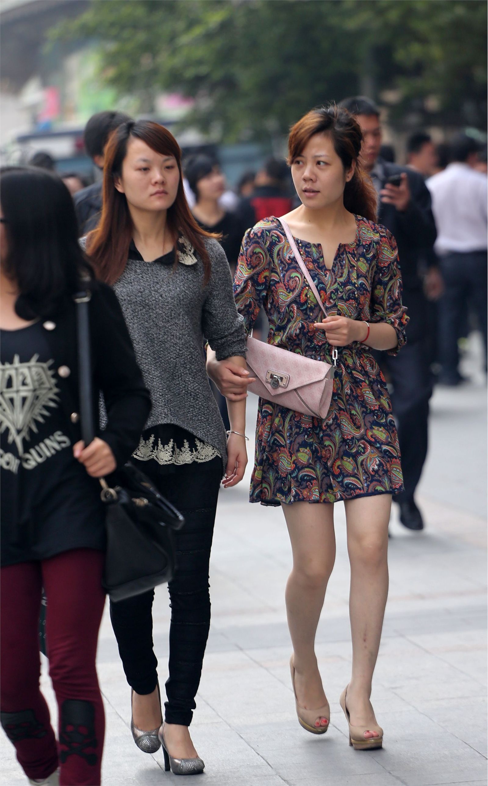 [户外街拍] 2013.10.03 俩个很青春灿烂的靓丽女孩