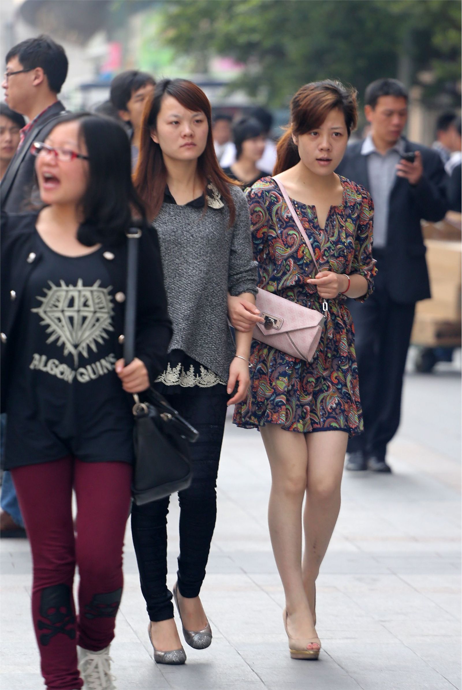 [户外街拍] 2013.10.03 俩个很青春灿烂的靓丽女孩