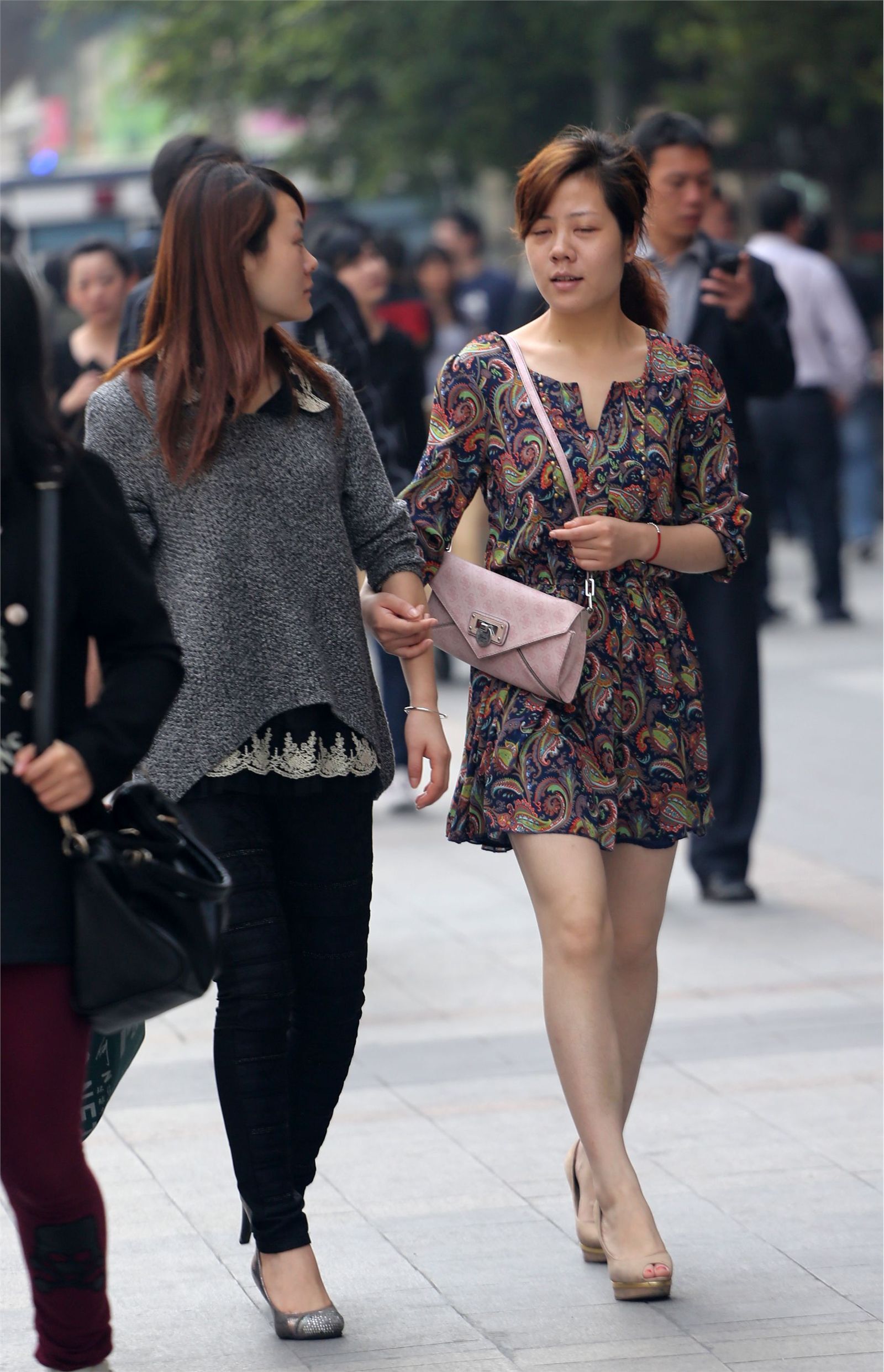 [户外街拍] 2013.10.03 俩个很青春灿烂的靓丽女孩