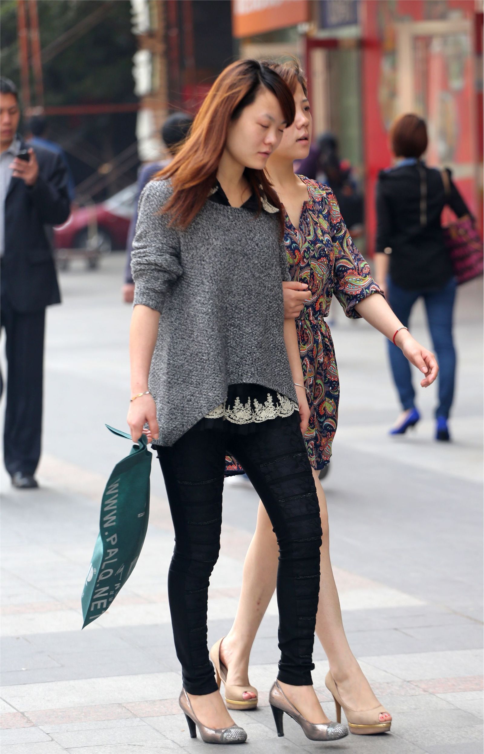 [户外街拍] 2013.10.03 俩个很青春灿烂的靓丽女孩