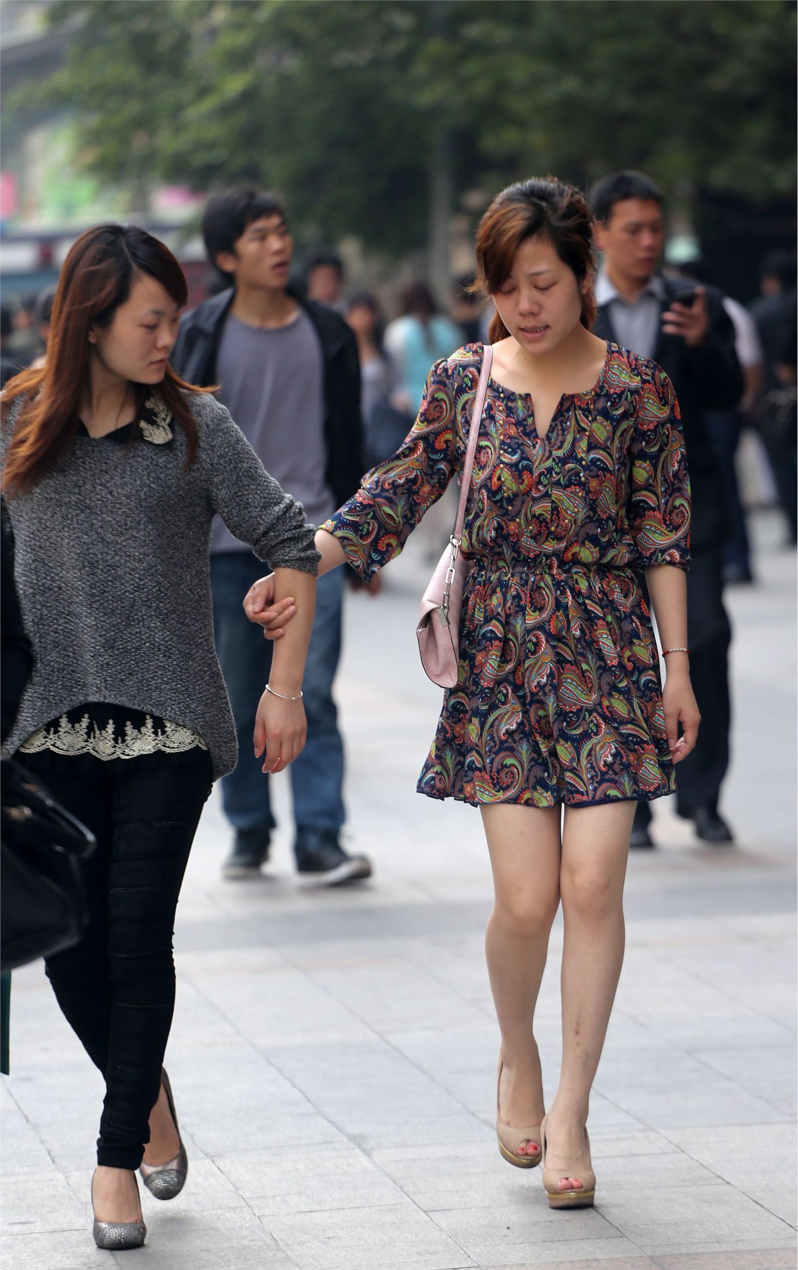 [户外街拍] 2013.10.03 俩个很青春灿烂的靓丽女孩