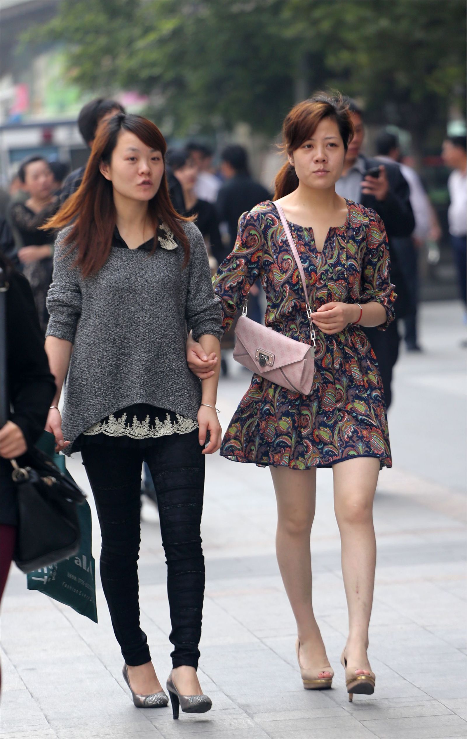 [户外街拍] 2013.10.03 俩个很青春灿烂的靓丽女孩