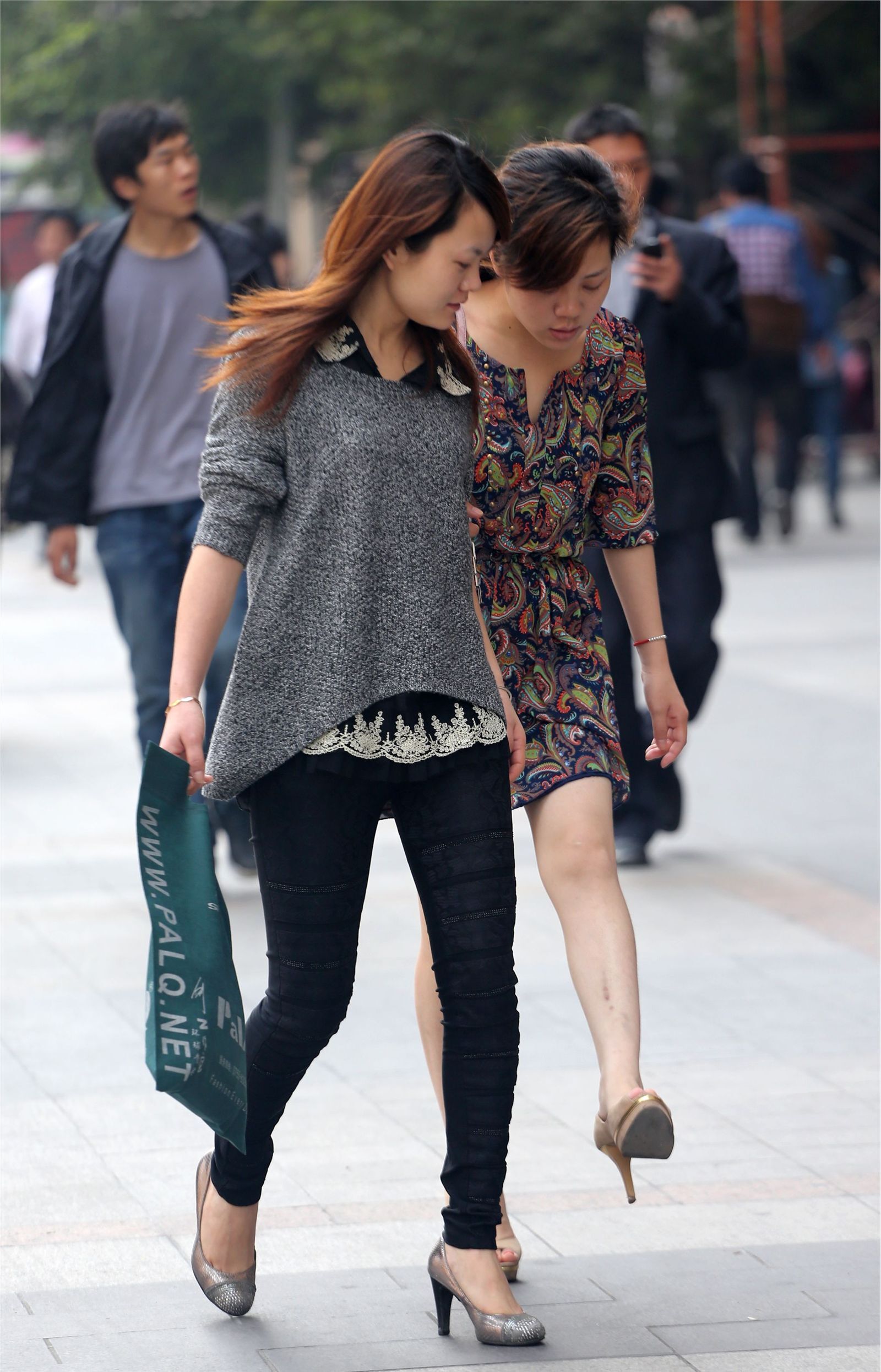 [户外街拍] 2013.10.03 俩个很青春灿烂的靓丽女孩