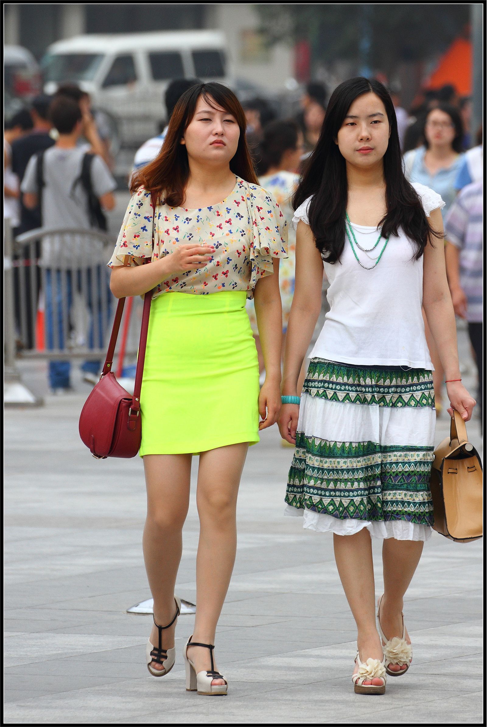 [户外街拍] 2013.10.04 绿色紧身裙裸腿美女