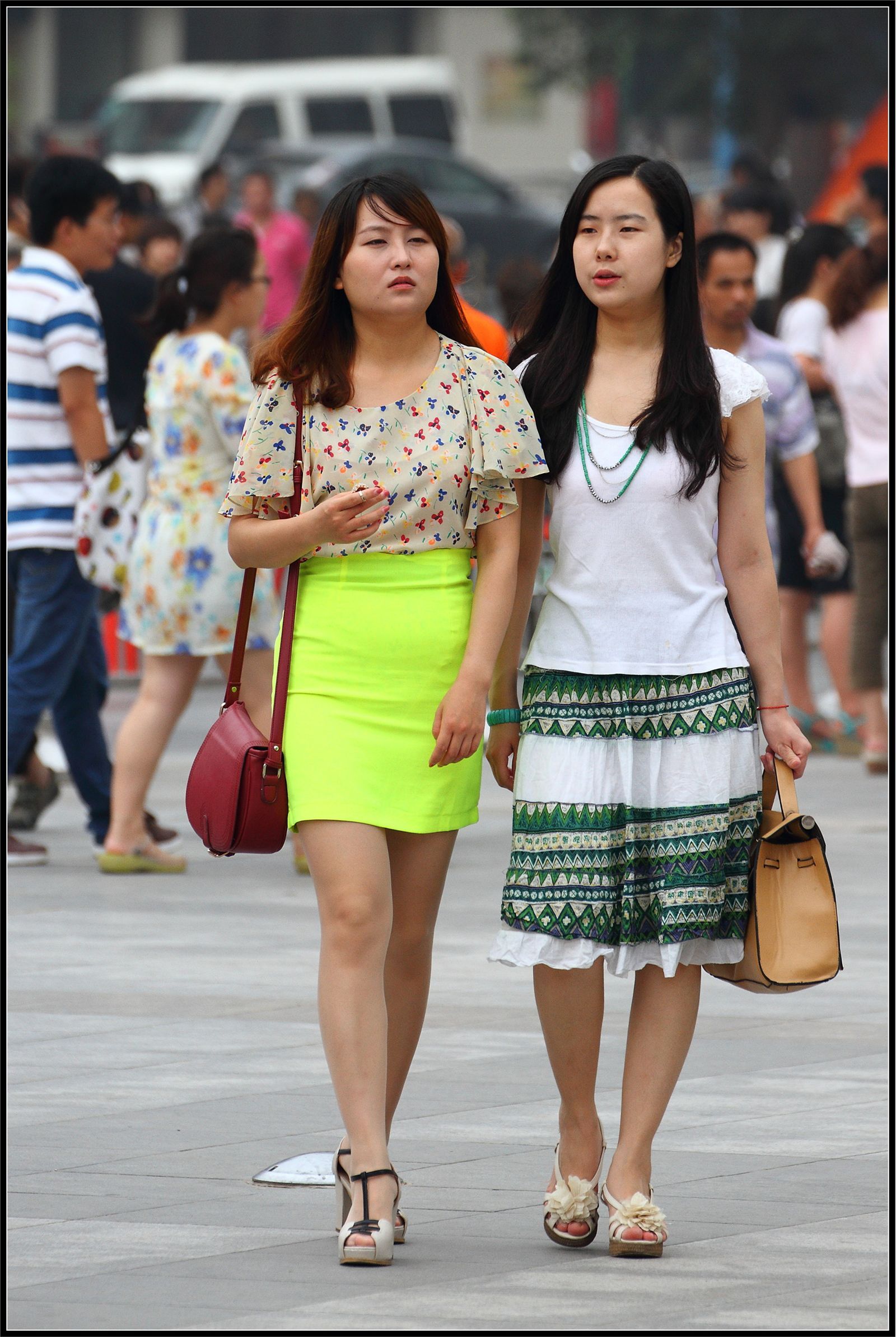 [户外街拍] 2013.10.04 绿色紧身裙裸腿美女