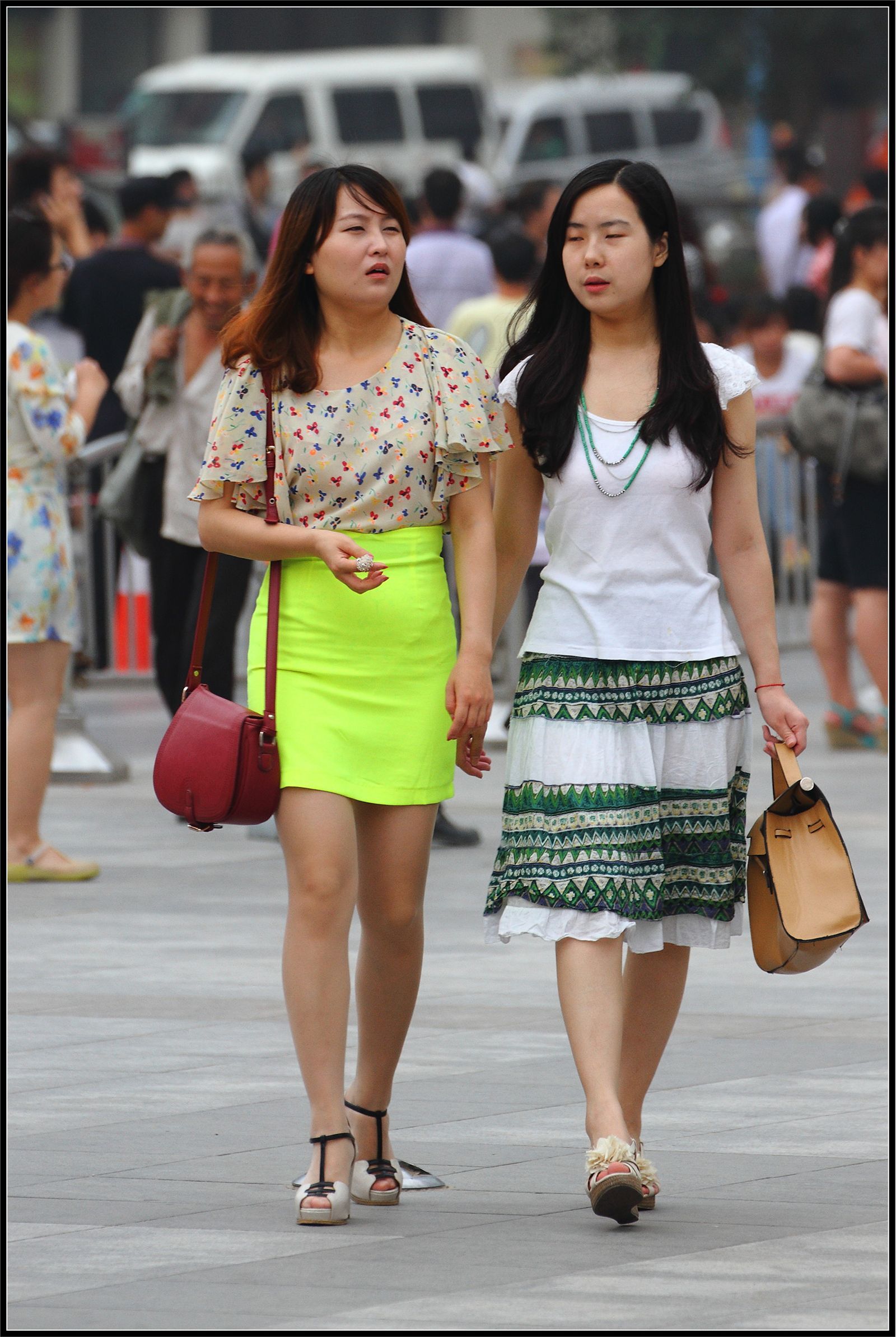 [户外街拍] 2013.10.04 绿色紧身裙裸腿美女