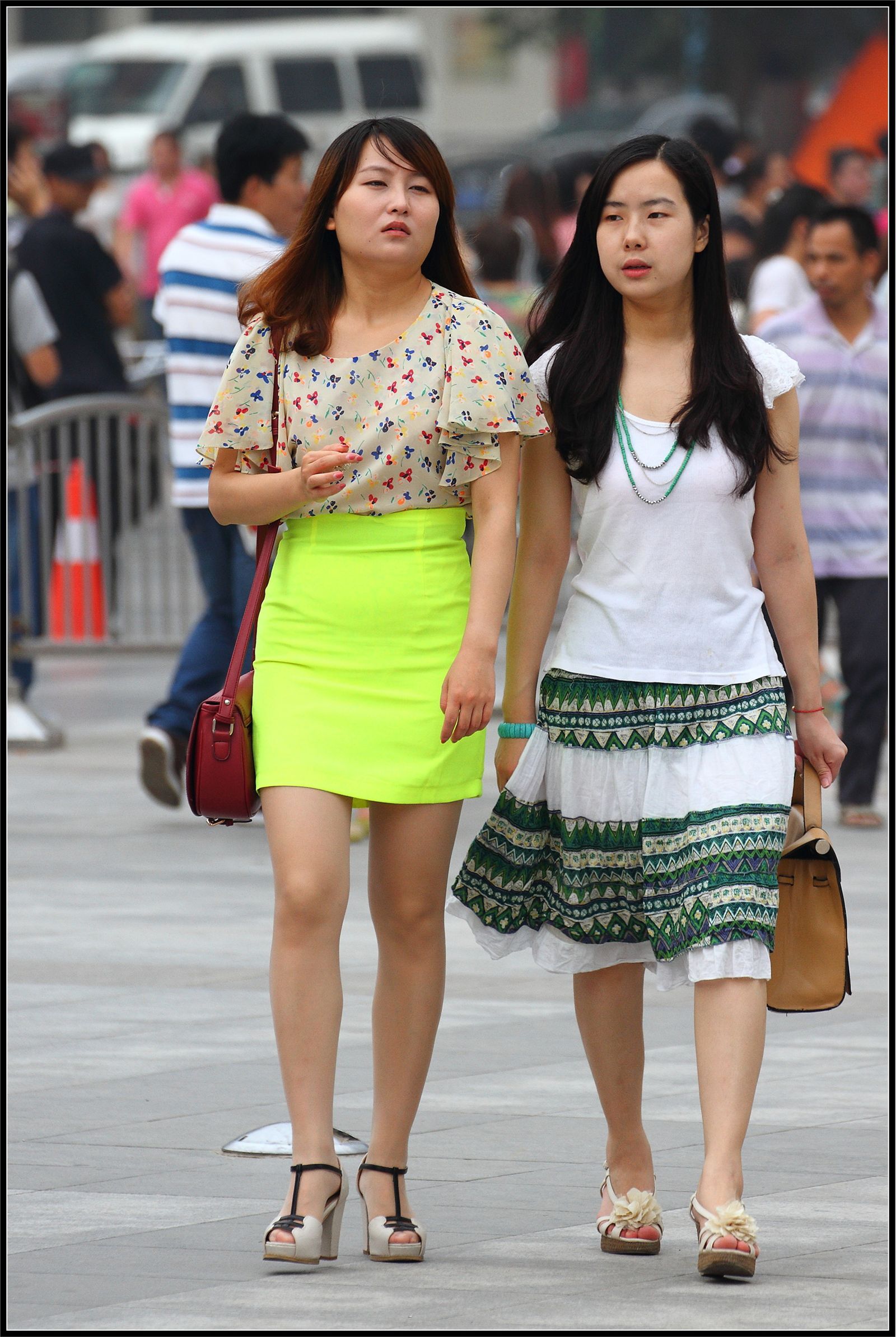 [户外街拍] 2013.10.04 绿色紧身裙裸腿美女