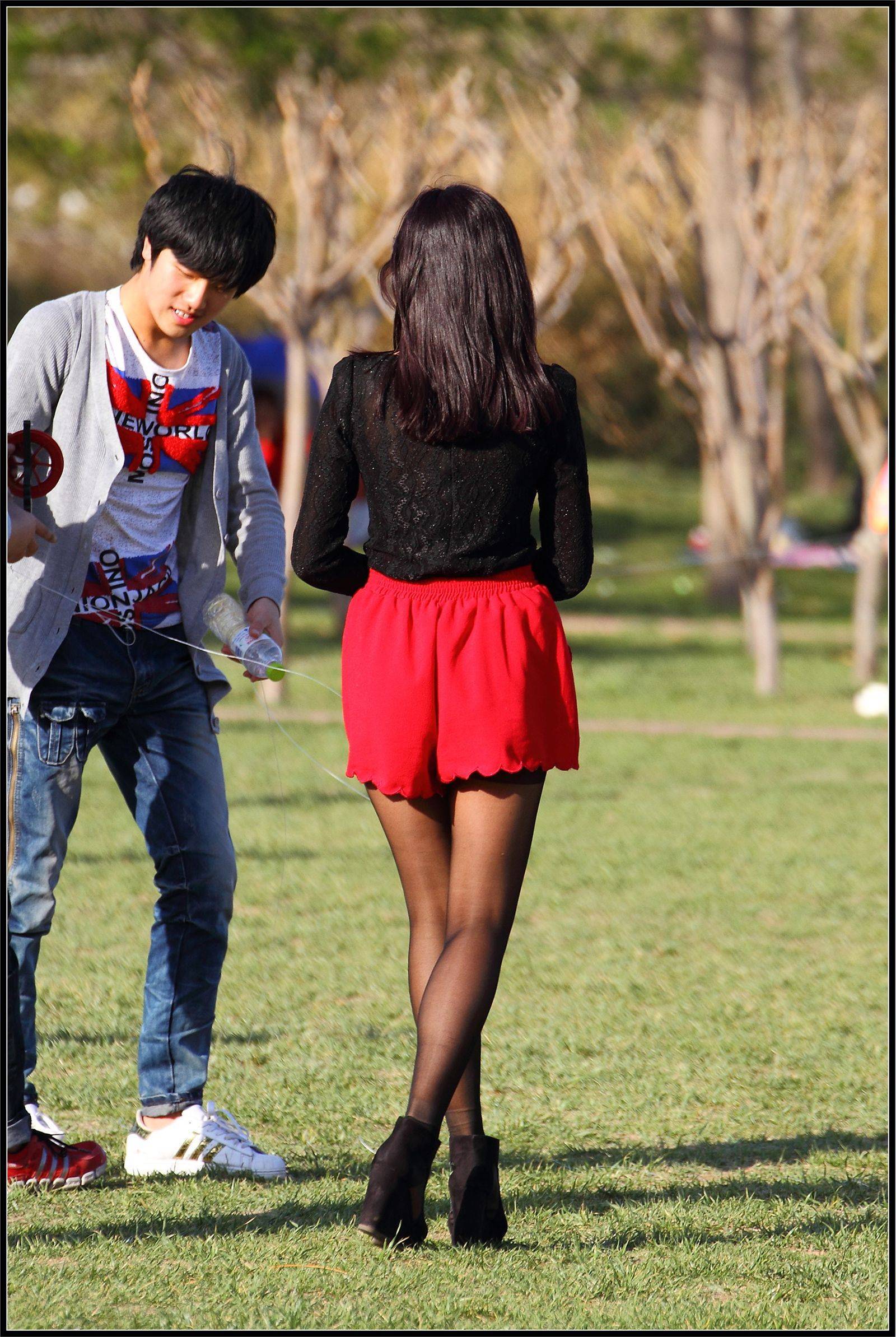 [户外街拍] 2013.09.12 超靓的韩国黑丝女孩 美姬