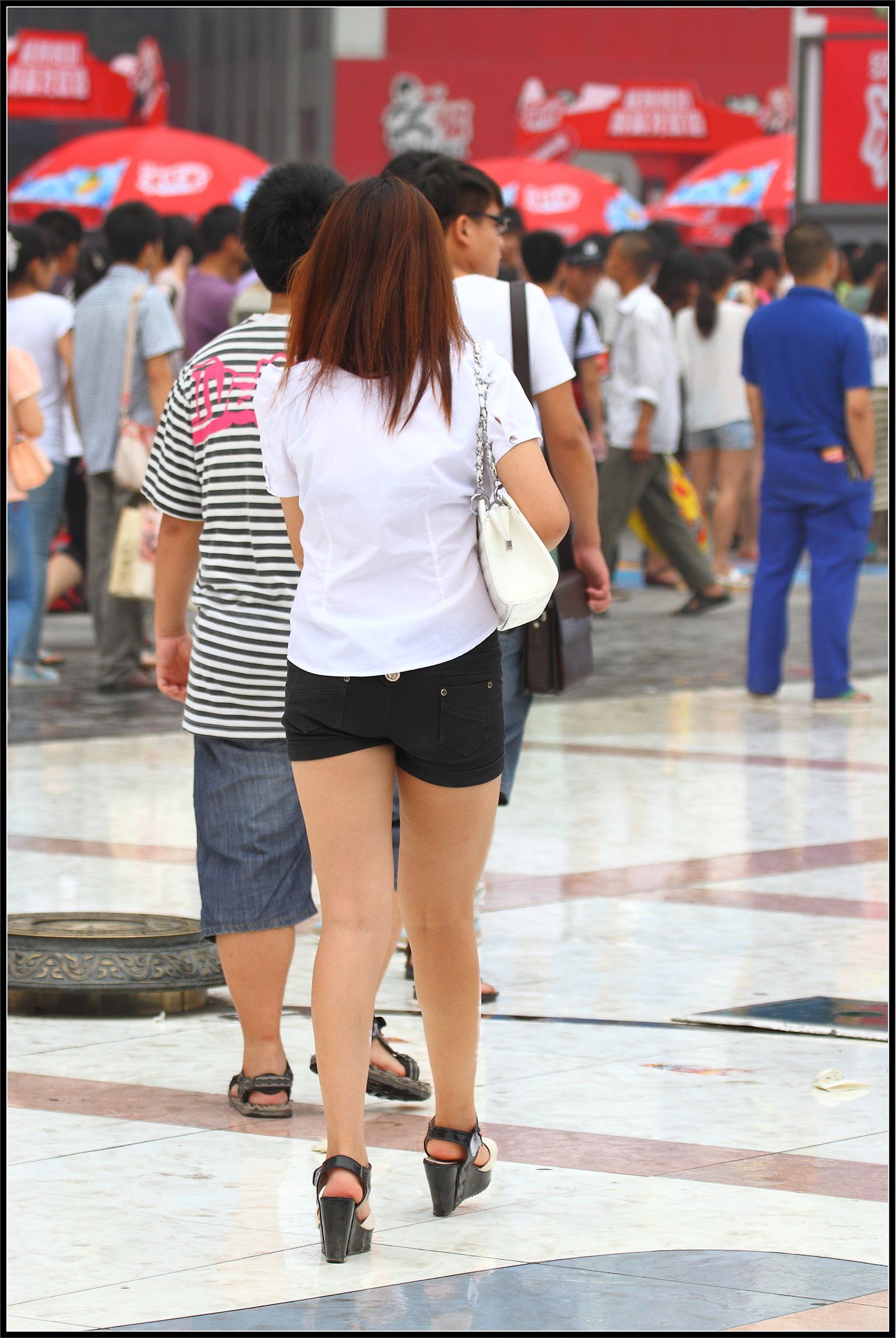 [户外街拍] 2013.09.25 洁白上衣时尚小短热裤坡跟美少妇