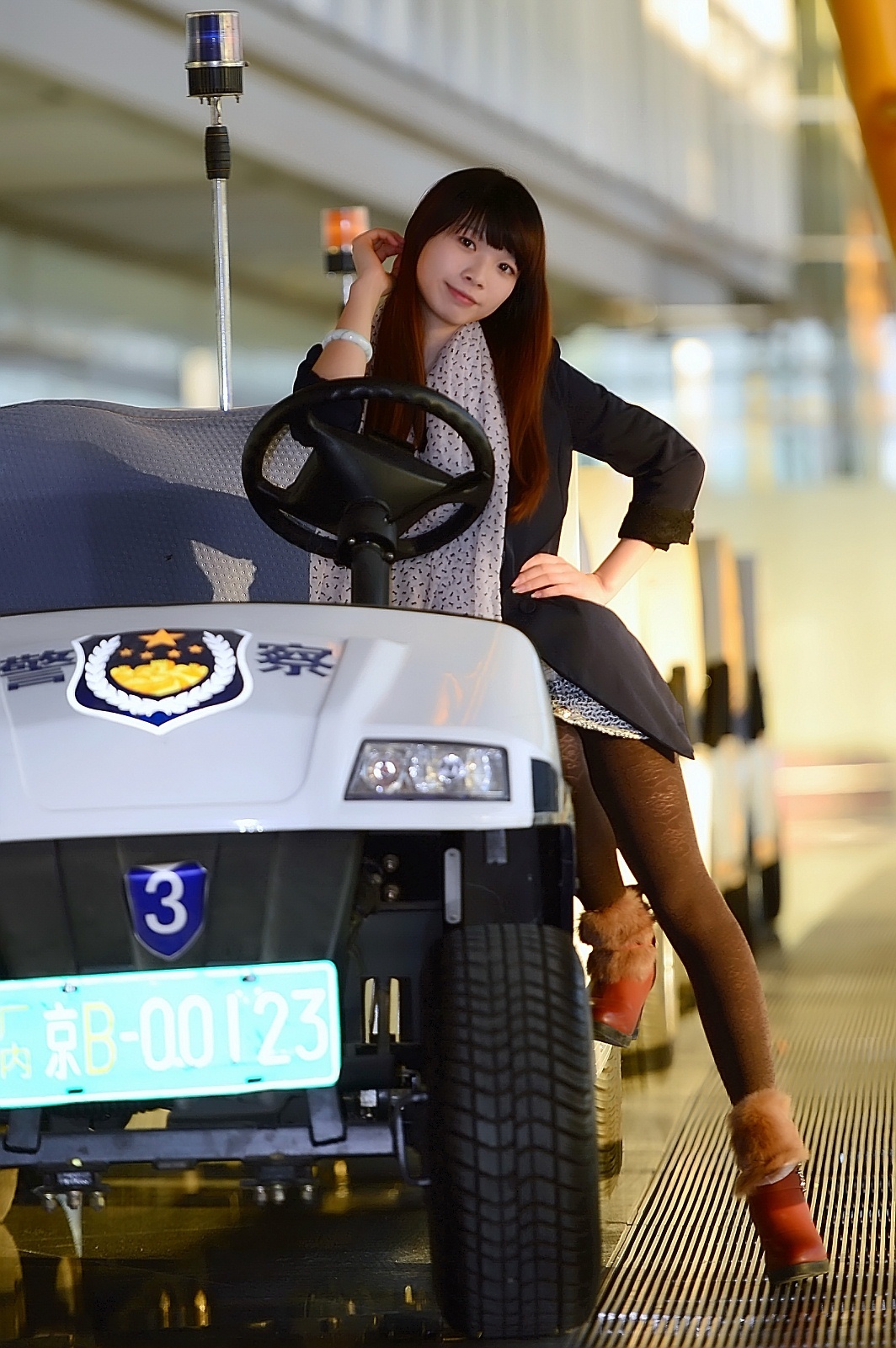 [户外街拍] 2013.09.03 袜子是厚了点！腿挺美的！