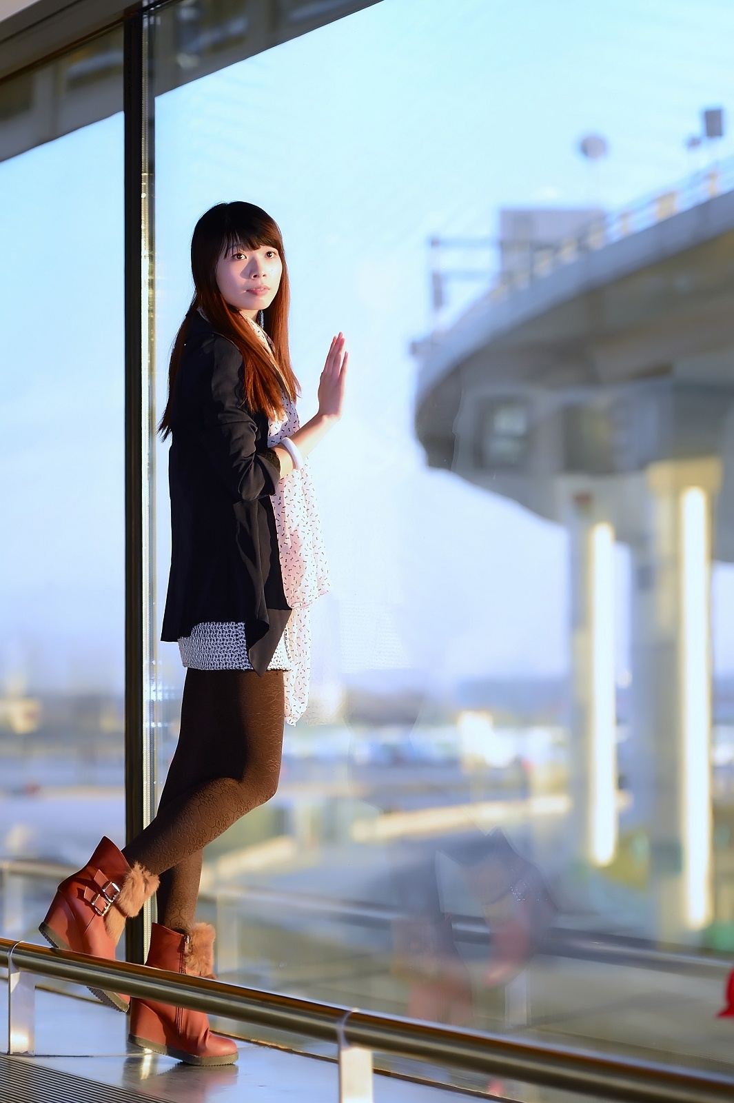 [户外街拍] 2013.09.03 袜子是厚了点！腿挺美的！