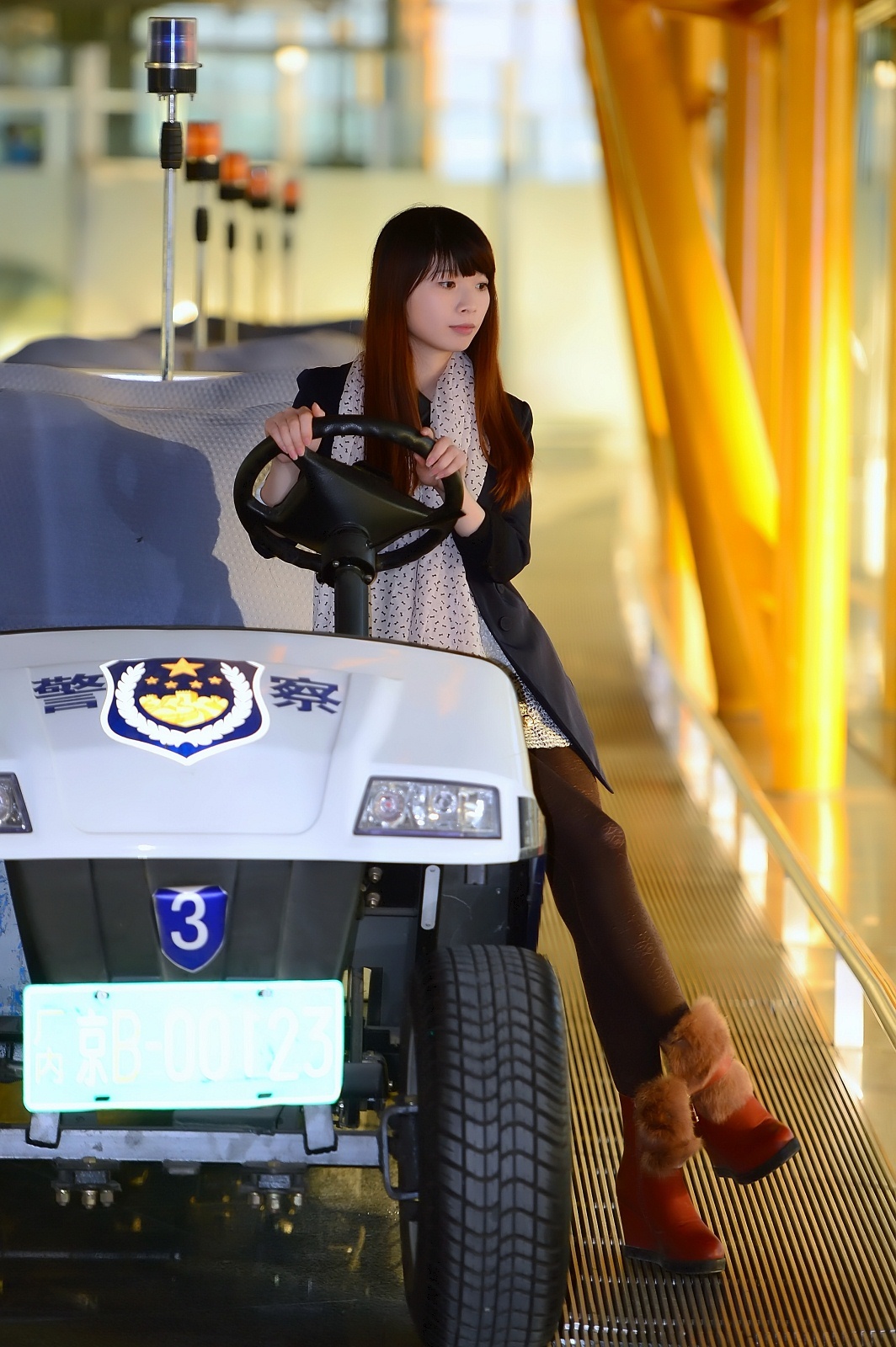 [户外街拍] 2013.09.03 袜子是厚了点！腿挺美的！