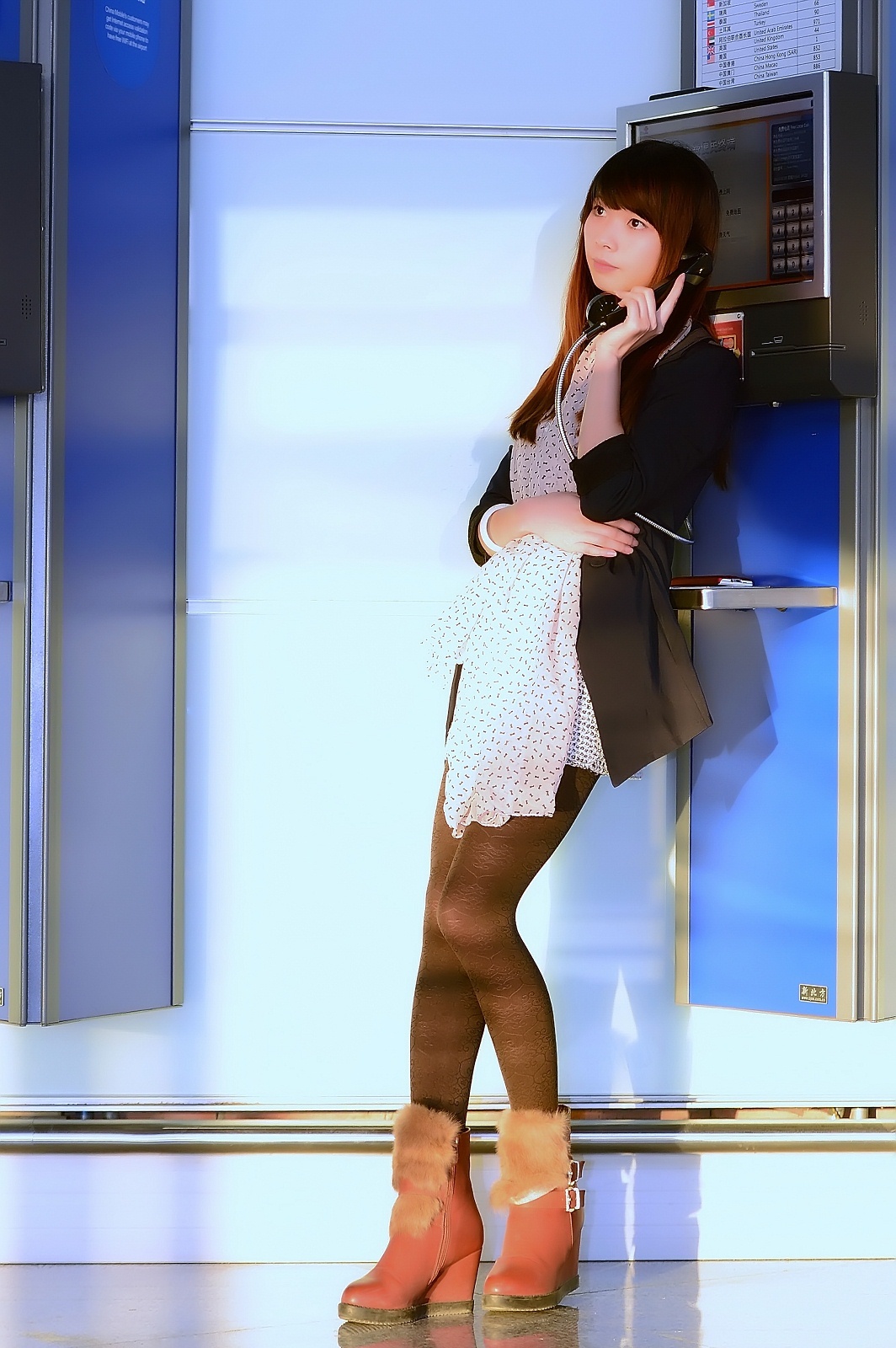 [户外街拍] 2013.09.03 袜子是厚了点！腿挺美的！