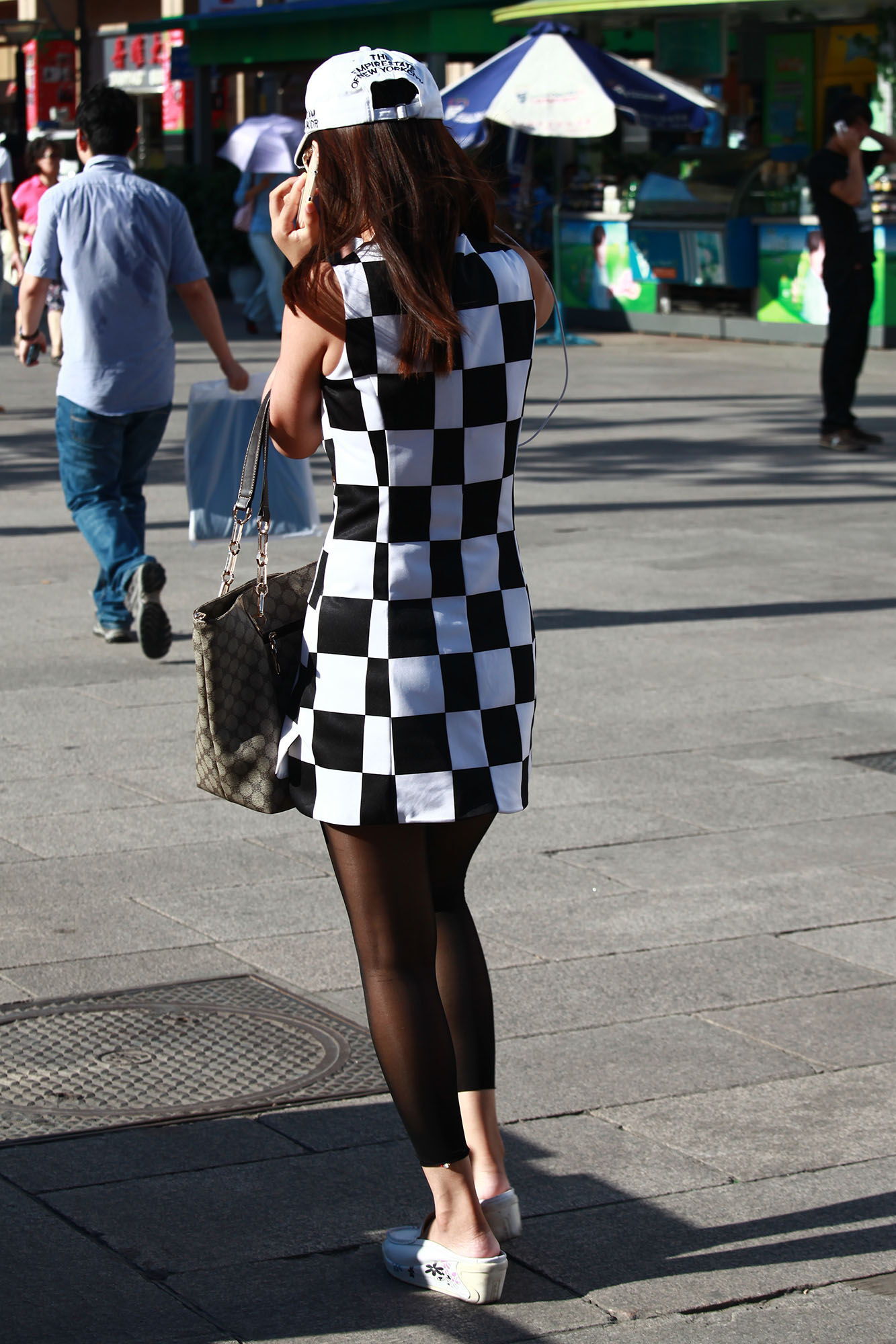 [户外街拍] 2013.10.01 两个性感时尚的咪咪谁更吸引你