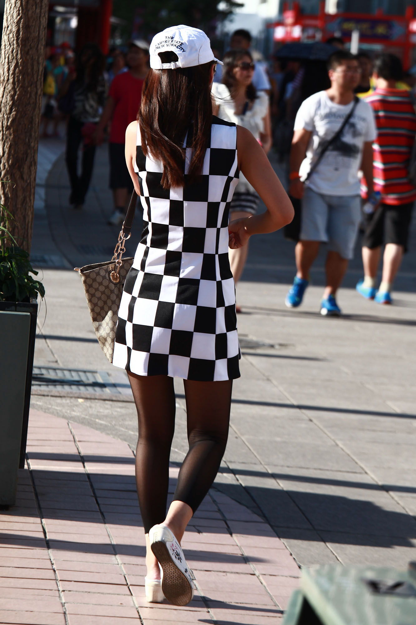 [户外街拍] 2013.10.01 两个性感时尚的咪咪谁更吸引你