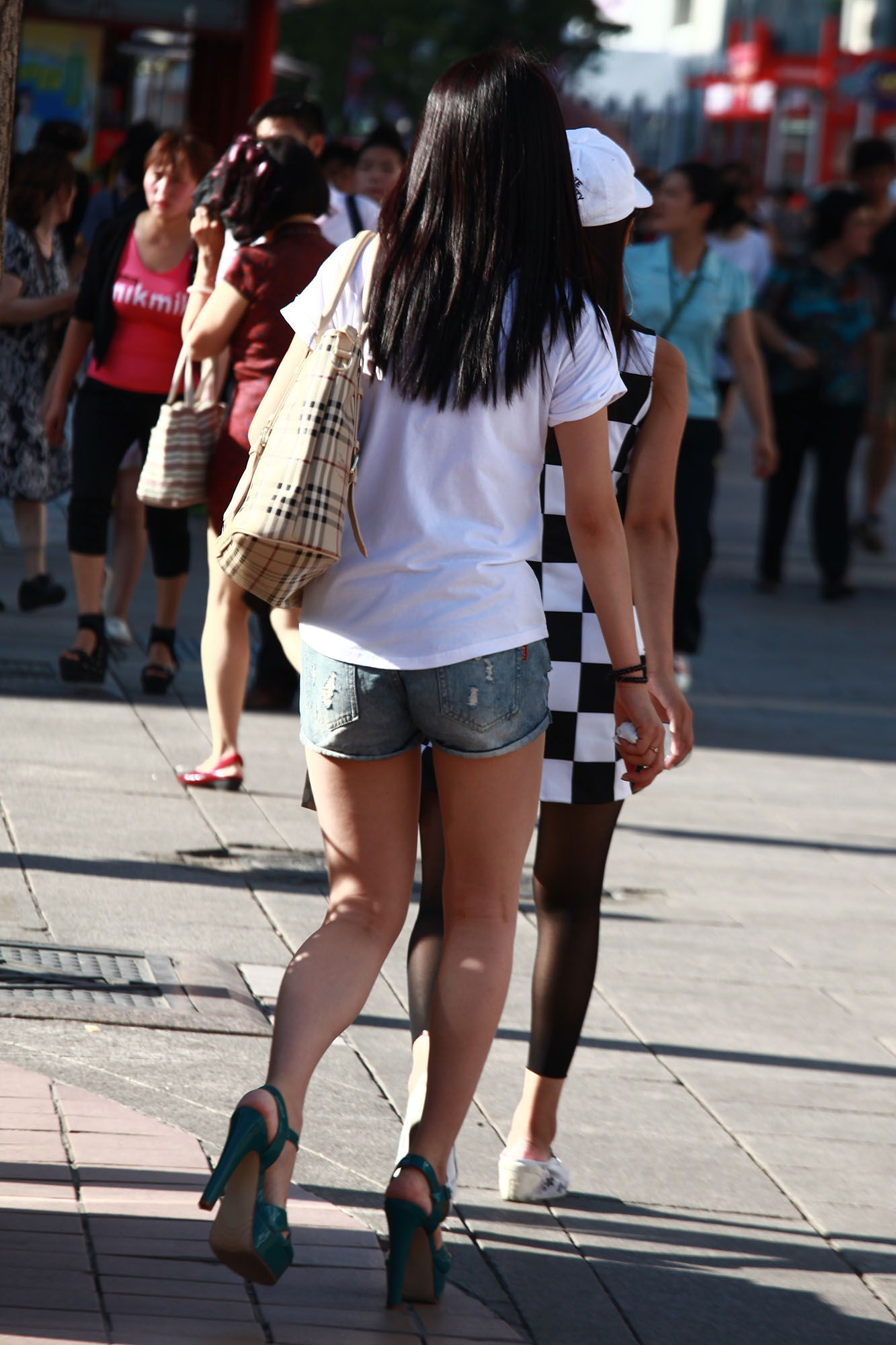 [户外街拍] 2013.10.01 两个性感时尚的咪咪谁更吸引你