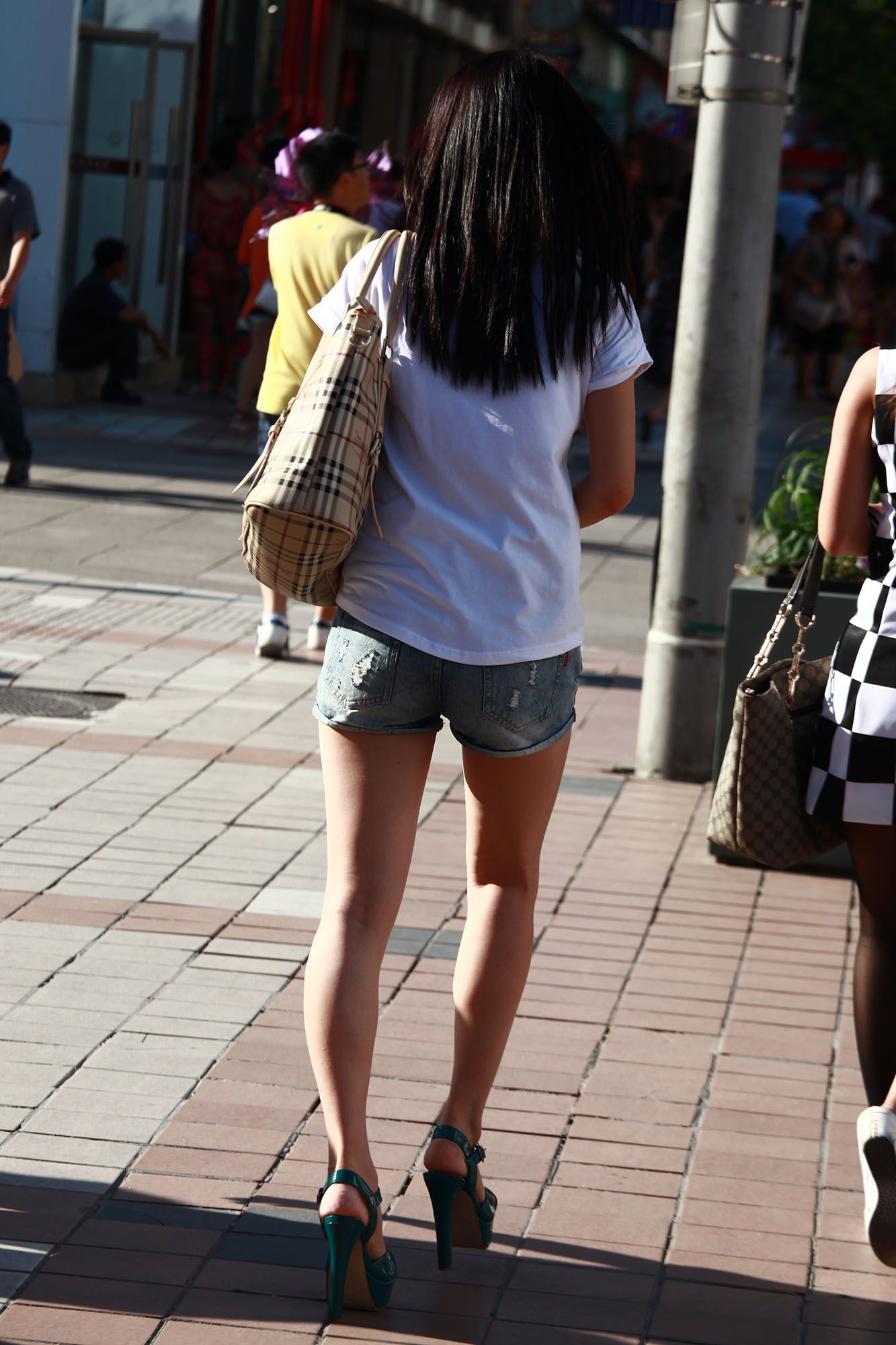 [户外街拍] 2013.10.01 两个性感时尚的咪咪谁更吸引你