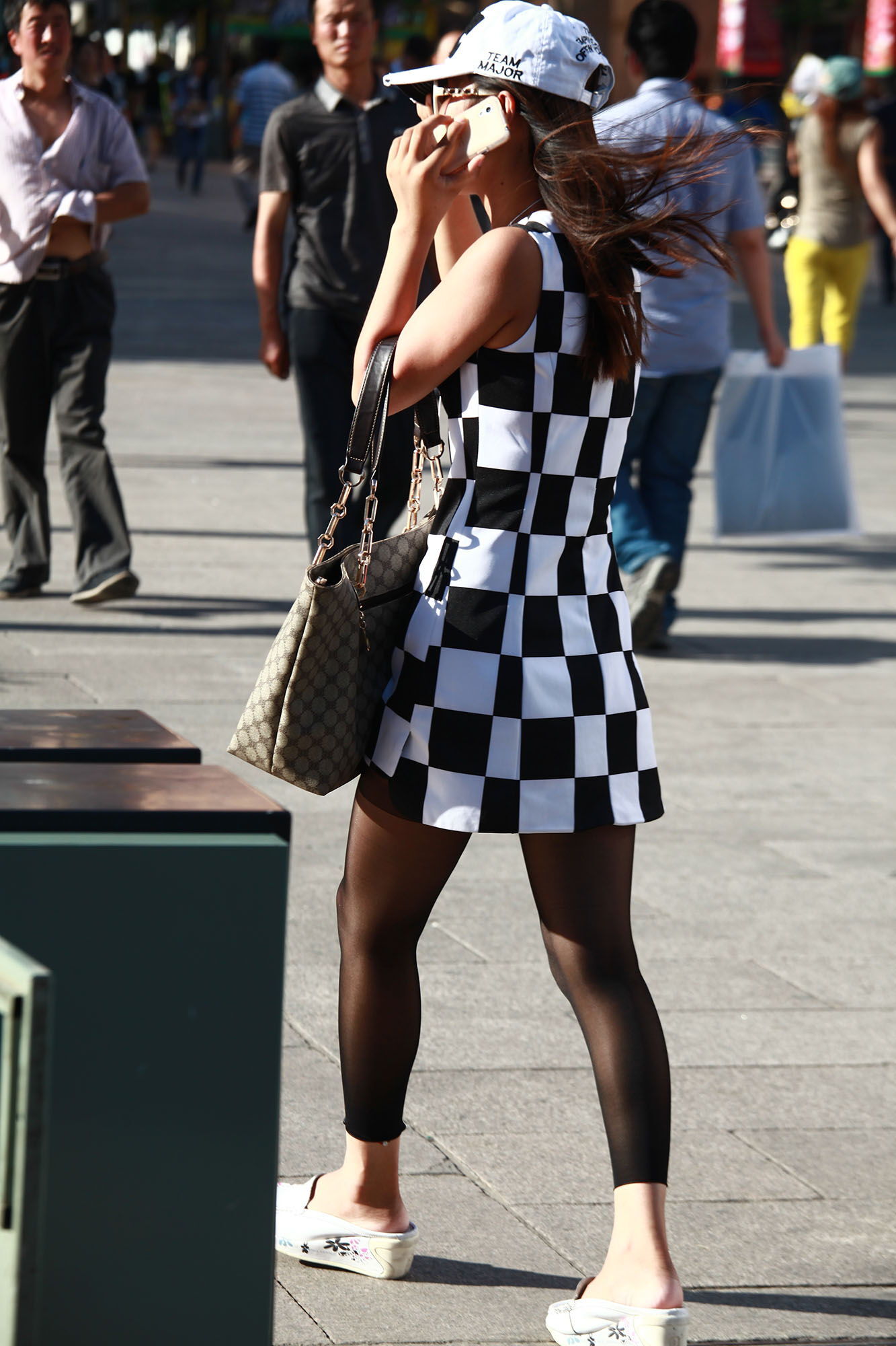 [户外街拍] 2013.10.01 两个性感时尚的咪咪谁更吸引你