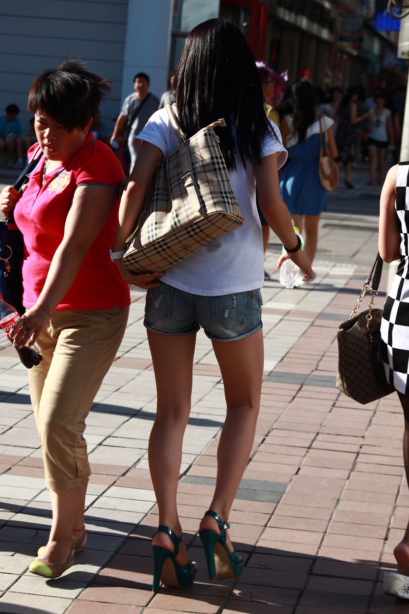 [户外街拍] 2013.10.01 两个性感时尚的咪咪谁更吸引你