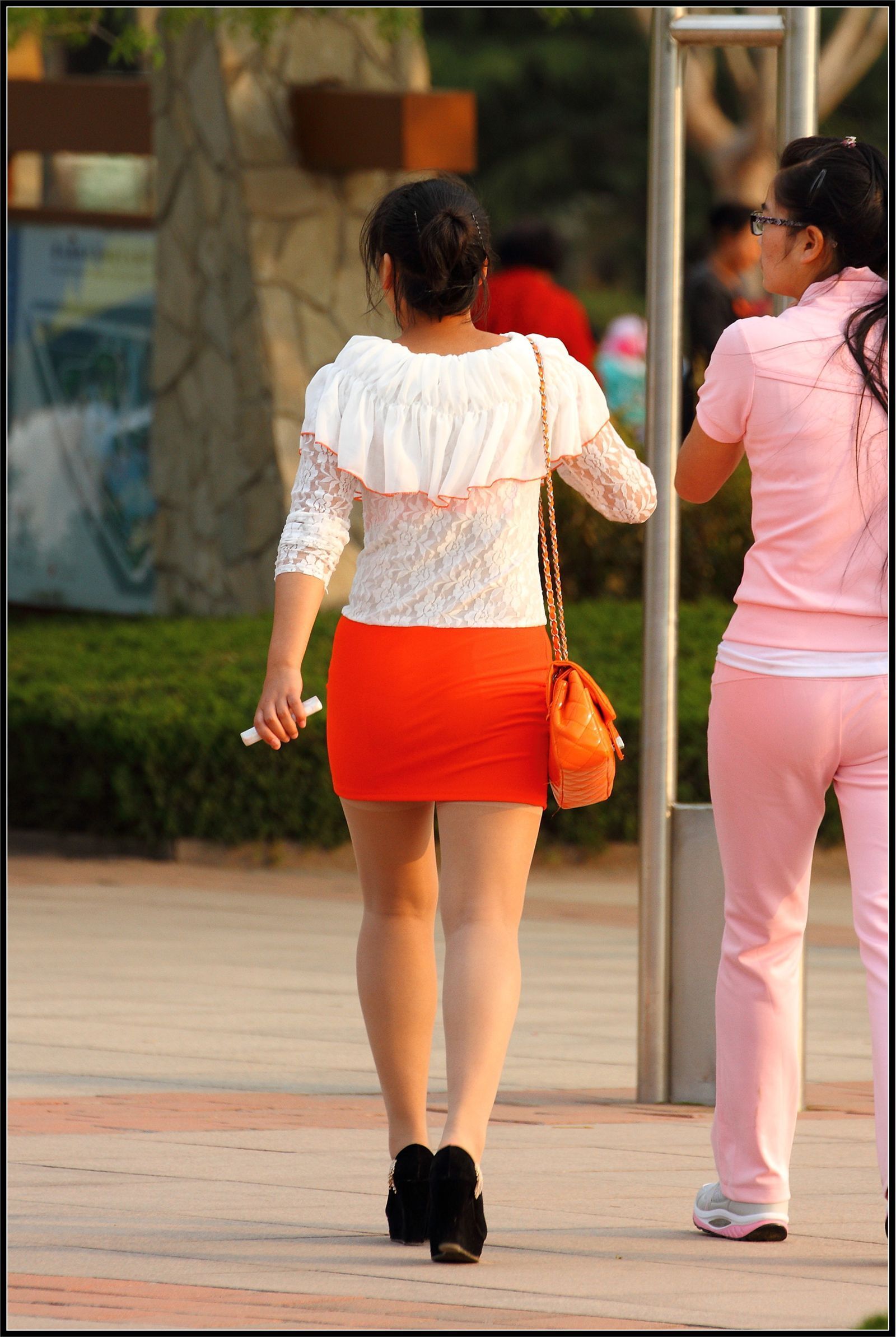 [户外街拍] 2013.09.25 橘红色与白色套裙那么的迷人
