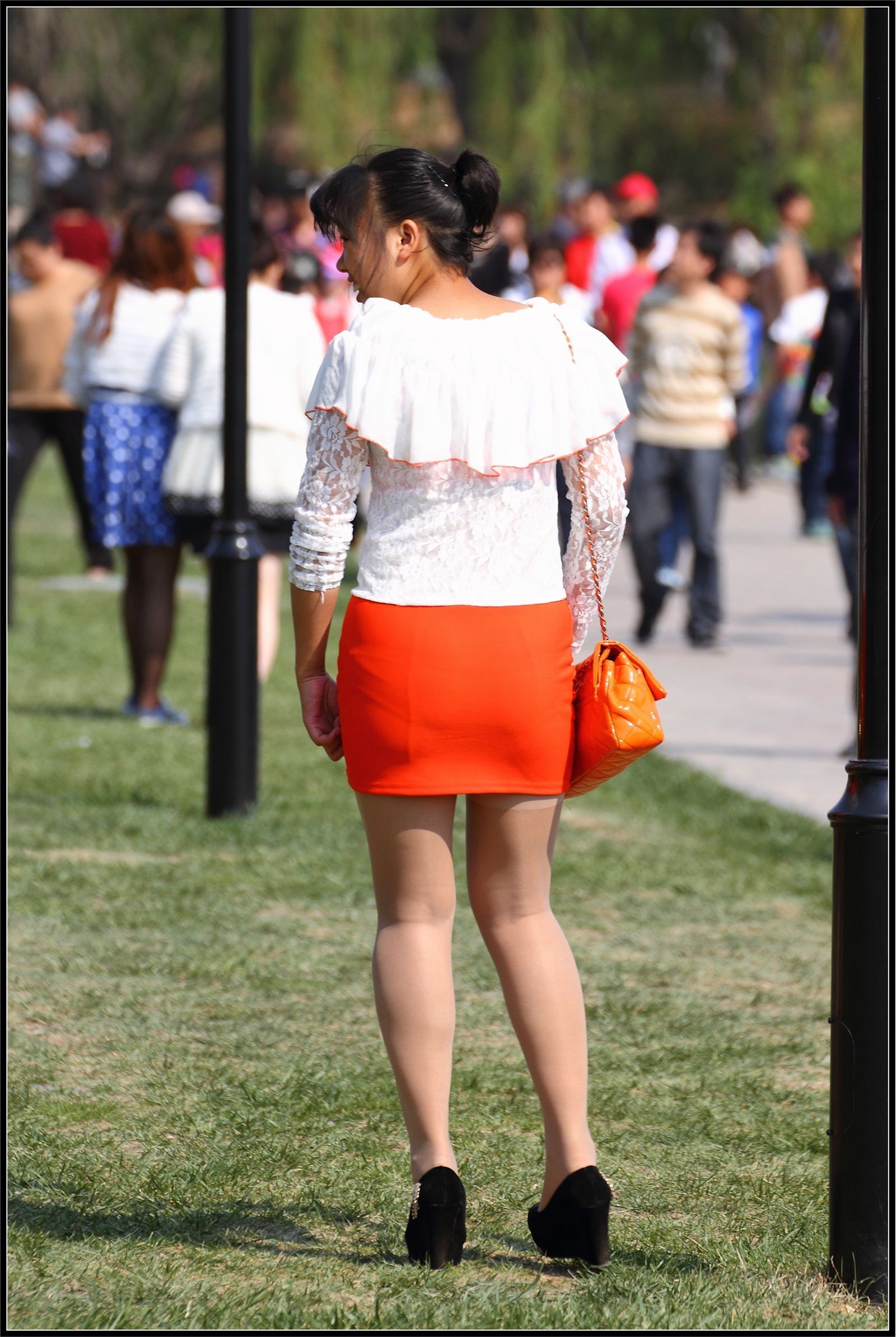 [户外街拍] 2013.09.25 橘红色与白色套裙那么的迷人