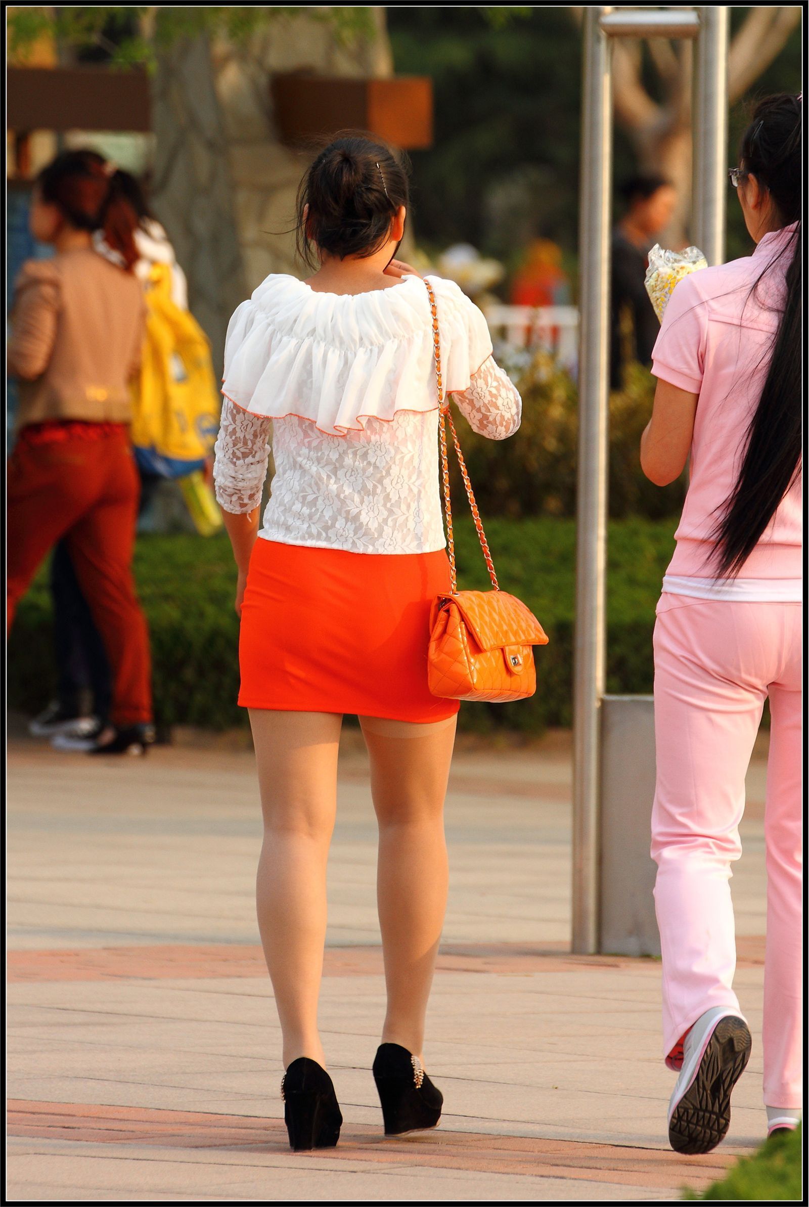 [户外街拍] 2013.09.25 橘红色与白色套裙那么的迷人