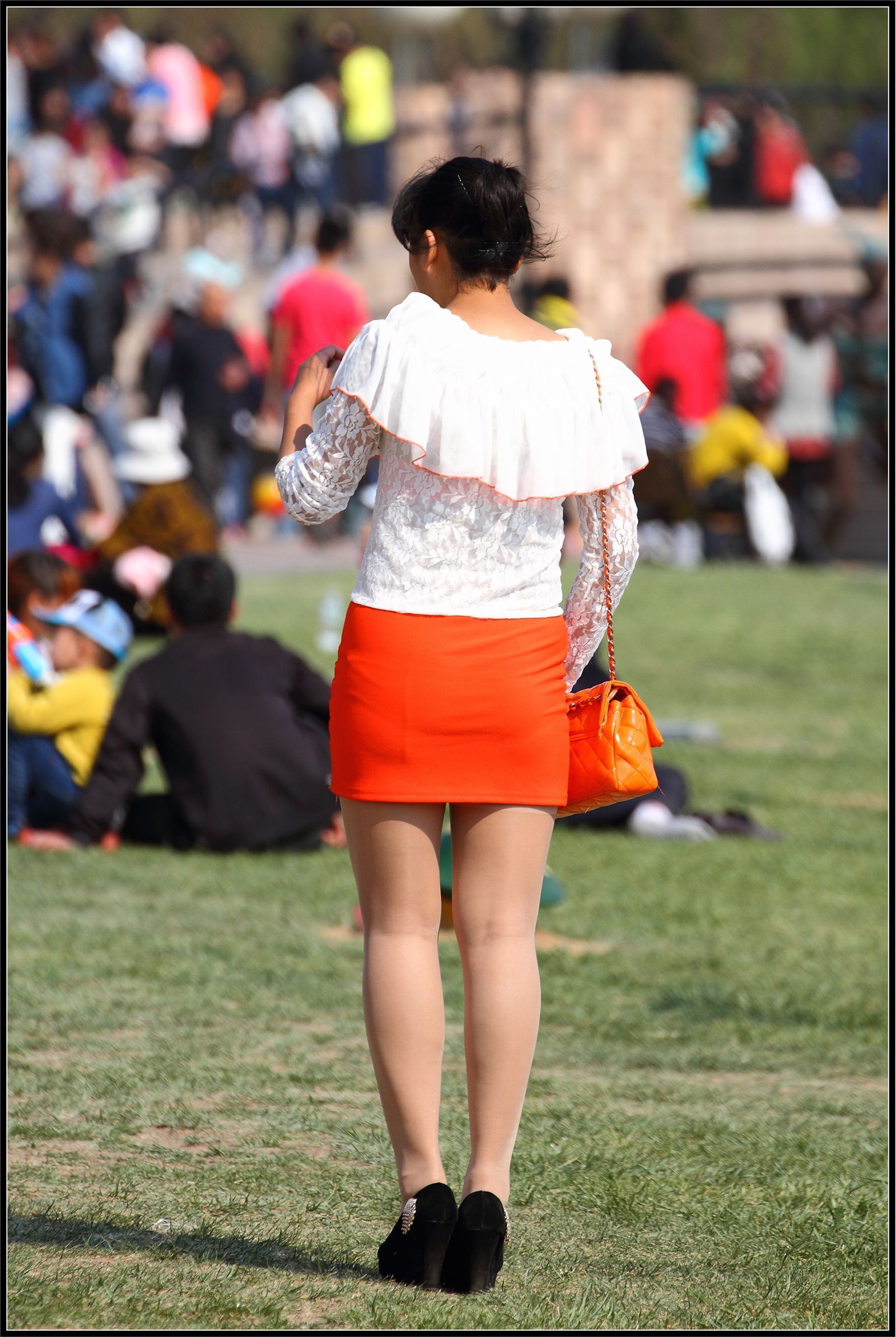 [户外街拍] 2013.09.25 橘红色与白色套裙那么的迷人